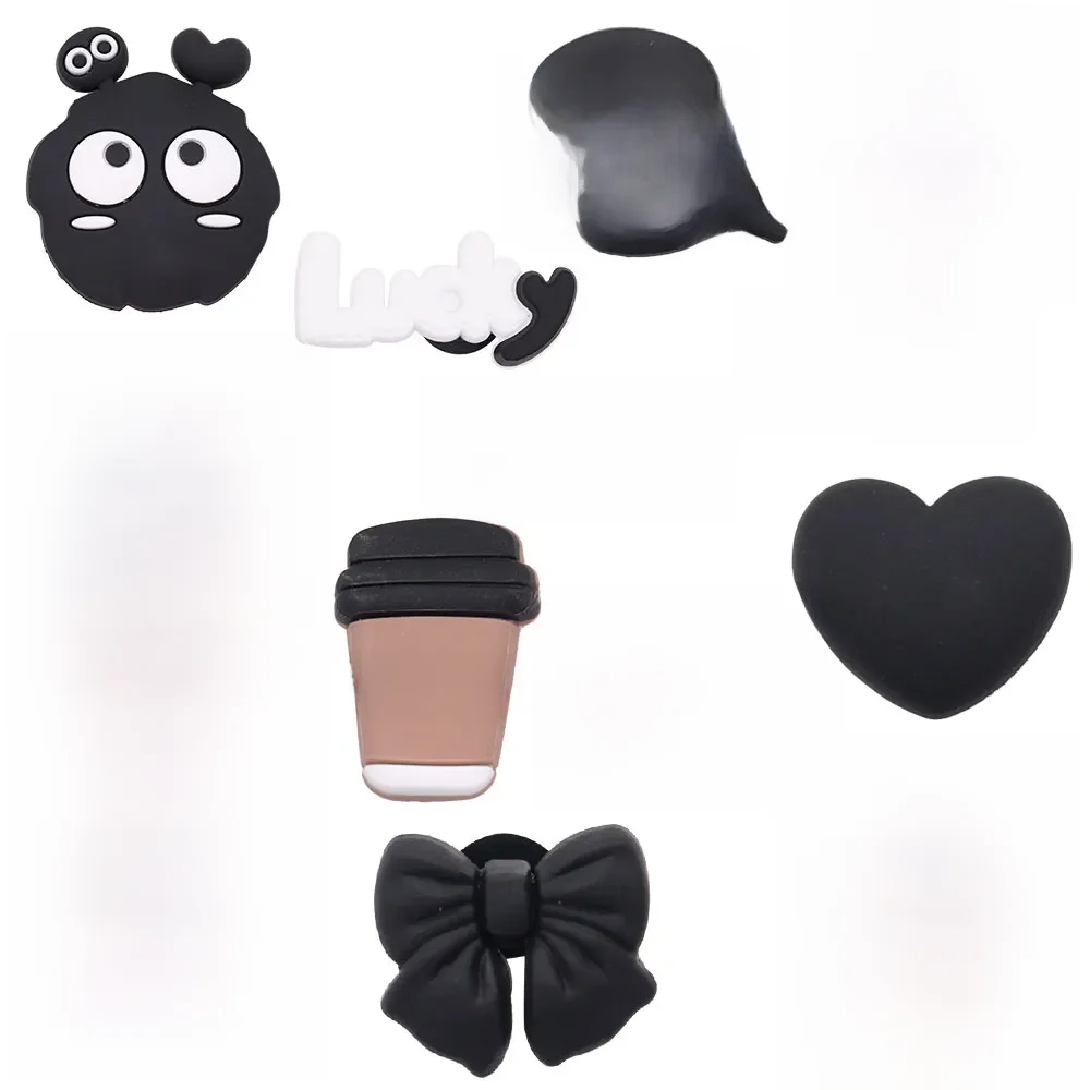 Breloques de chaussures en PVC, 1 pièce, adaptées aux bracelets, Kawaii, noir, bébé porte-bonheur, adorable café, cœur, chaussures de jardin, décorations de boutons, vente unique