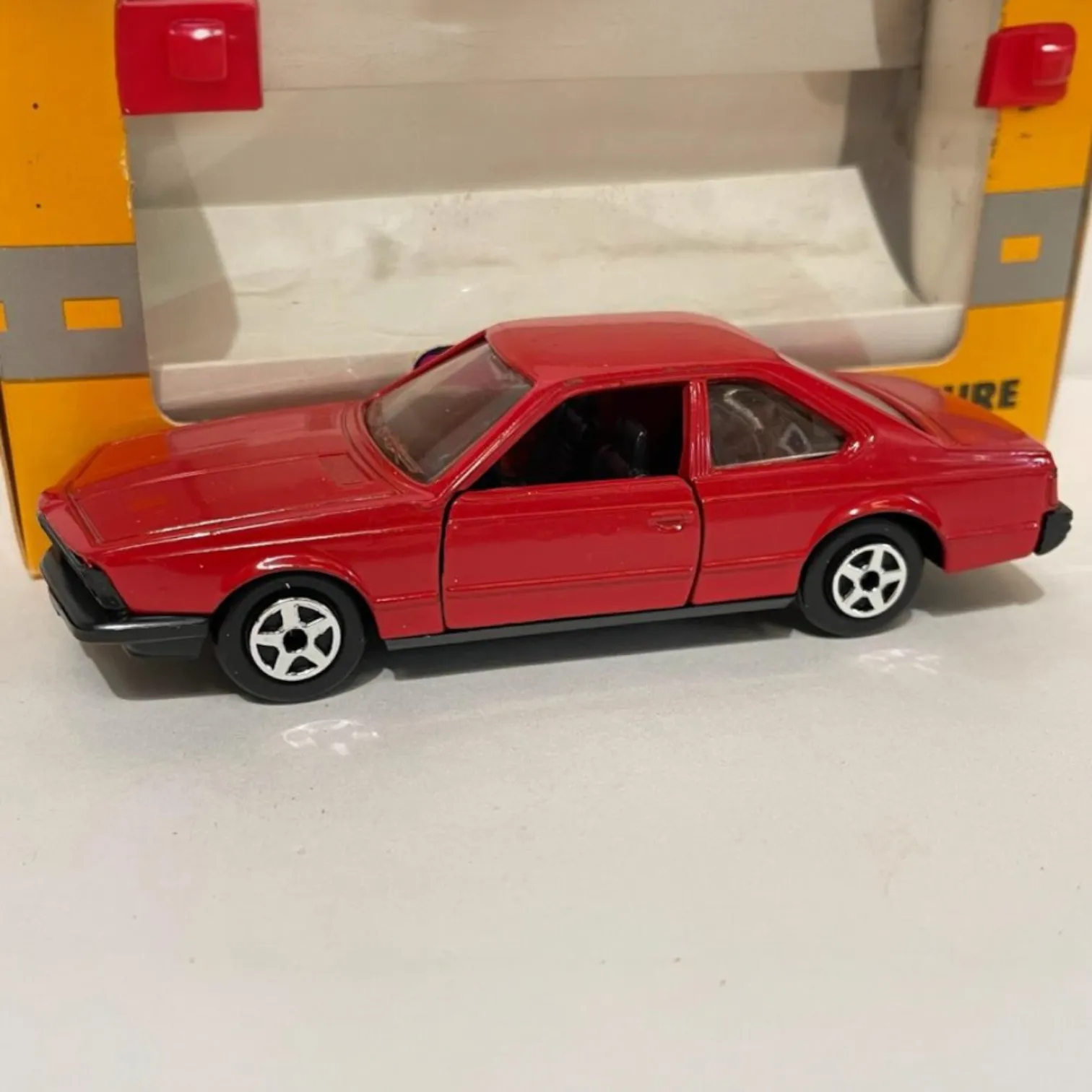 Norev, 635 Csi Red German Luxury Classic Sports Coupe, représente l'équilibre entre sportivité, luxe et élégance, échelle 1:43, miniature en métal moulé sous pression, collection Jet Car, série historique, voitures européennes et américaines, sans fascicule, emballage en boîte d'origine