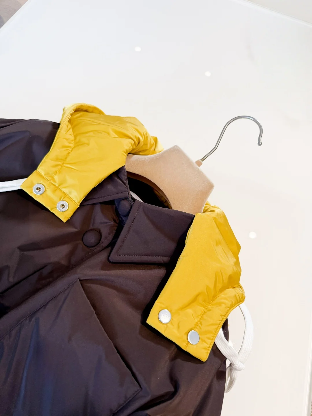 Piumino corto color block con cappuccio giallo, cappotto oversize in cotone, streetwear da donna, moda 2025