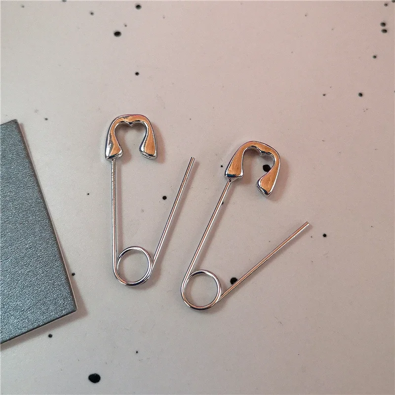 Y2K Punk Sicherheitsnadel Zahn-Stern-Herz-Spiral-Charm Creolen-Set Silberfarbene Ohrringe für Frauen E-Girl Grunge Ästhetik