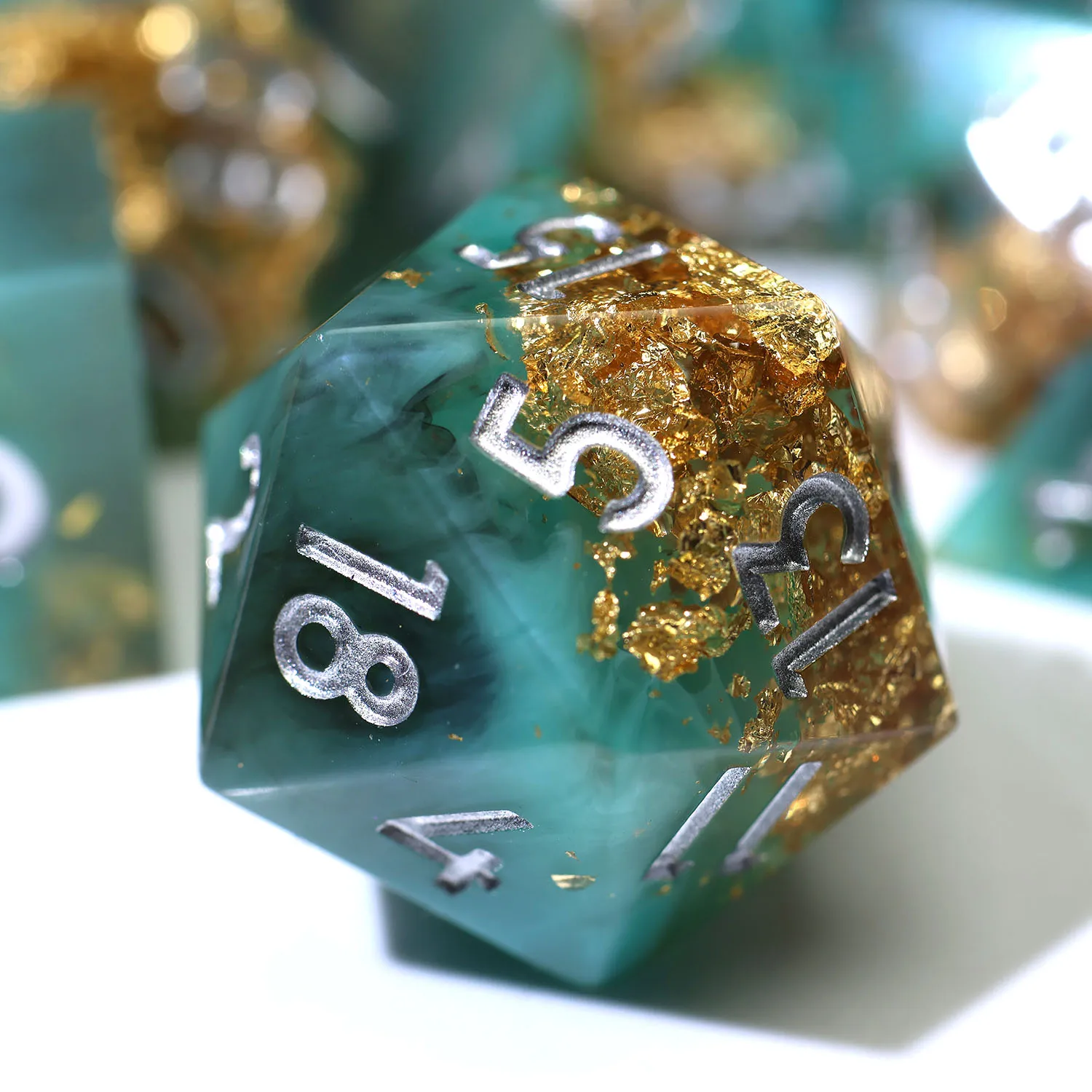 

Набор игральных костей ручной работы из бирюзовой смолы с вставками из золотой фольги | Набор из 7 многогранных игральных костей для настольных игр D&D и RPG N9