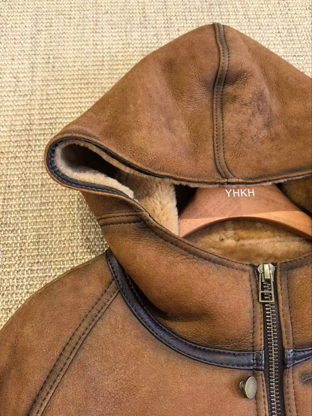 Cappotto retrò alla moda in vera pelle di montone