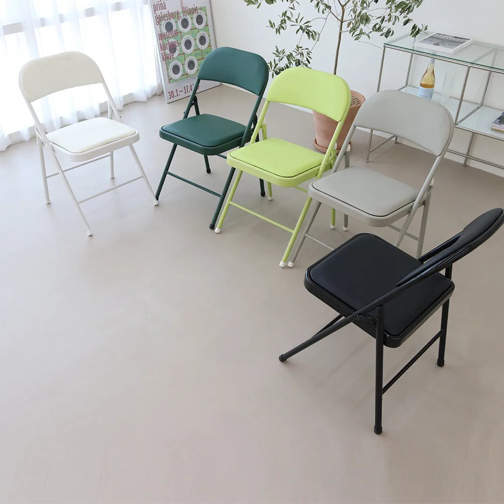 Schwarz-weißer Kirchen-Klappstuhl für Bürokissenveranstaltungen