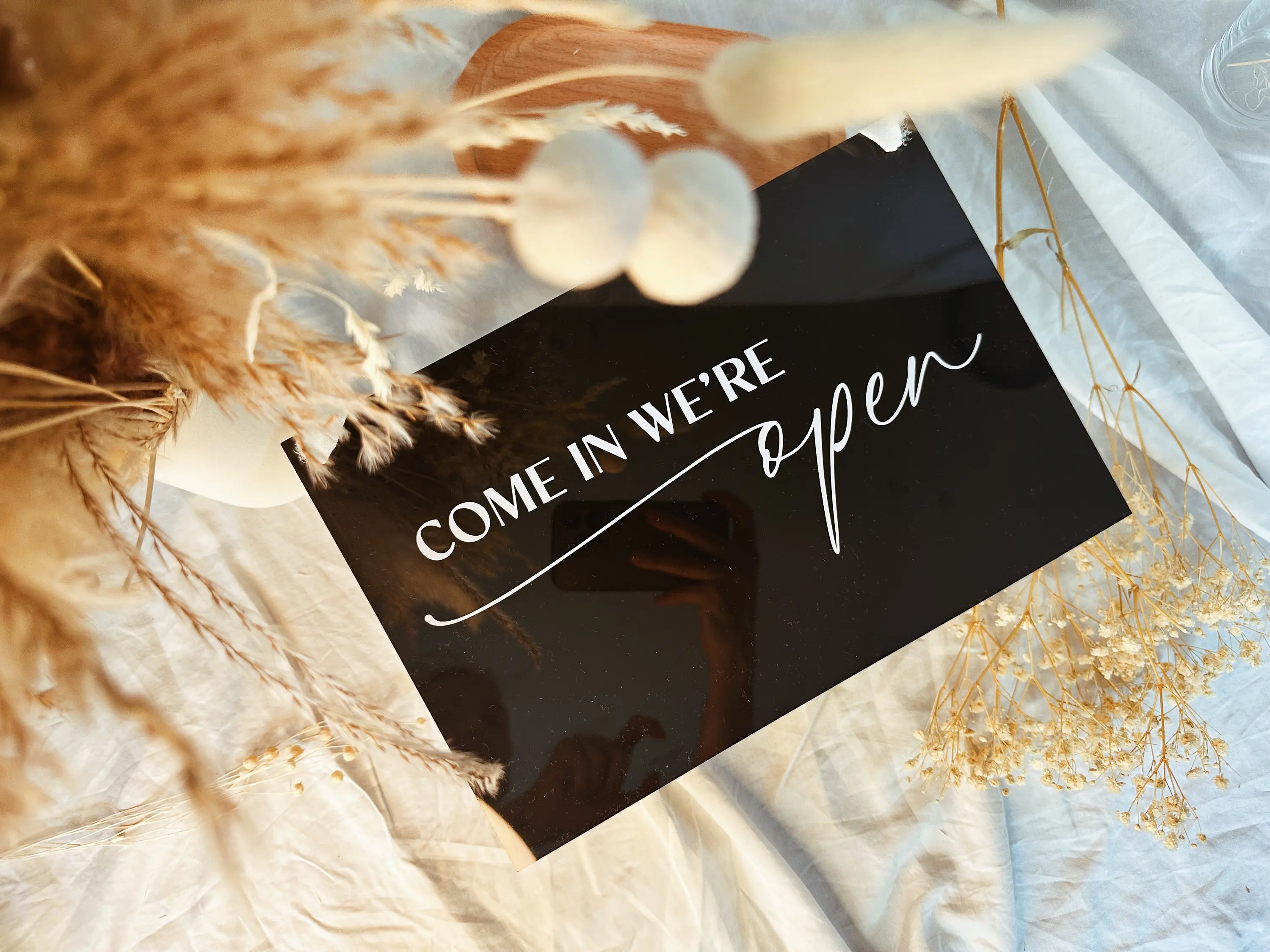 

Открыть и закрыть Подвесной свадебный дверной знак Эстетический дверной знак Окно магазина Дверь Мы открыть/закрыто красоту Акриловая вывеска Бизнес-вывеска