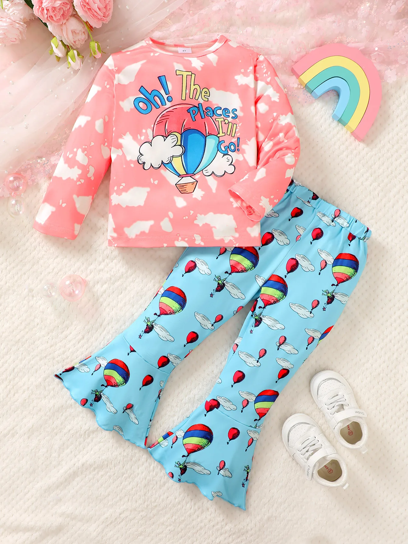 

Очаровательный комплект термовоздушных шаров для молодых девушек: топ с длинными рукавами, расклешенные брюки и милый дизайн с тематикой для путешествий.