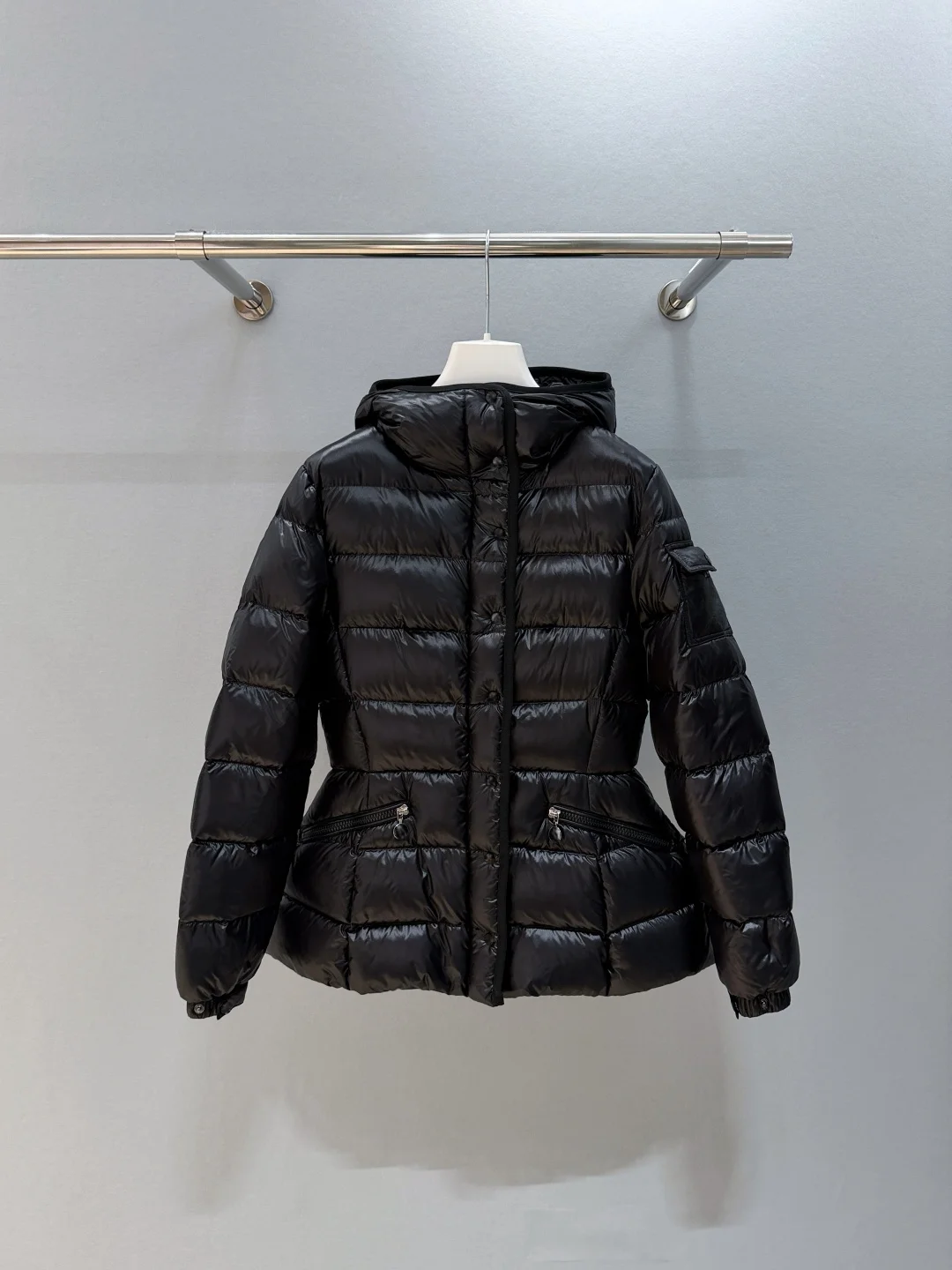 เสื้อแจ็คเก็ตขนเป็ดฤดูหนาวปี 2025 ขนห่านขาว 95% คุณภาพสูง ทนทาน ฮาร์ดแวร์สั่งทำพิเศษ คุณภาพระดับไฮเอนด์