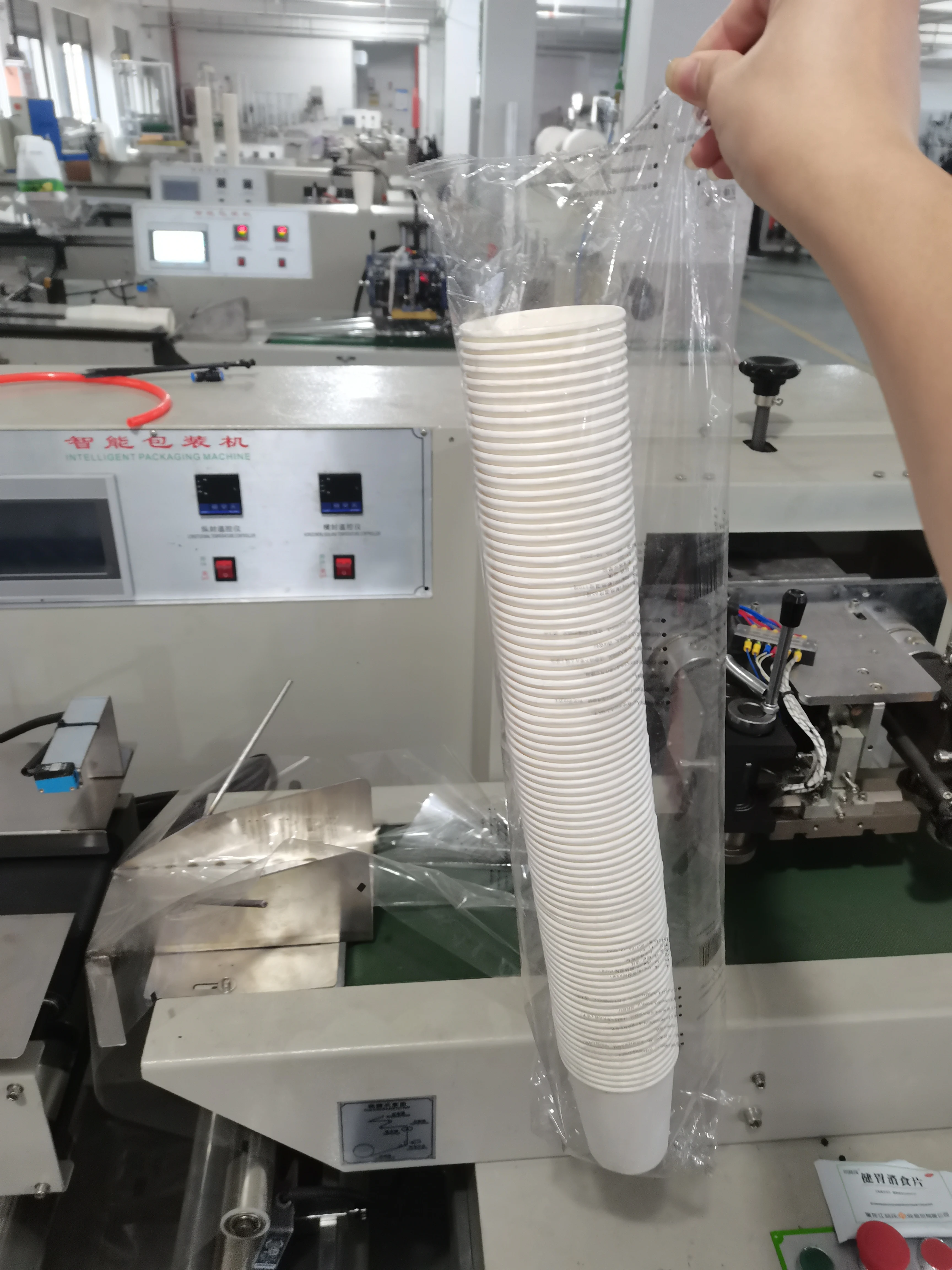 محلات ماكينة تصنيع الأكواب الورقية عالية السرعة 12 أونصة تستخدم على نطاق واسع باستخدام خط إنتاج الأكواب الورقية للاستعمال مرة واحدة