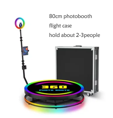 Twee 100cm professionele automatische 360° ° Draaibare fotocabines, uitgerust met RGB-lichtringen, en geleverd met flightcases.