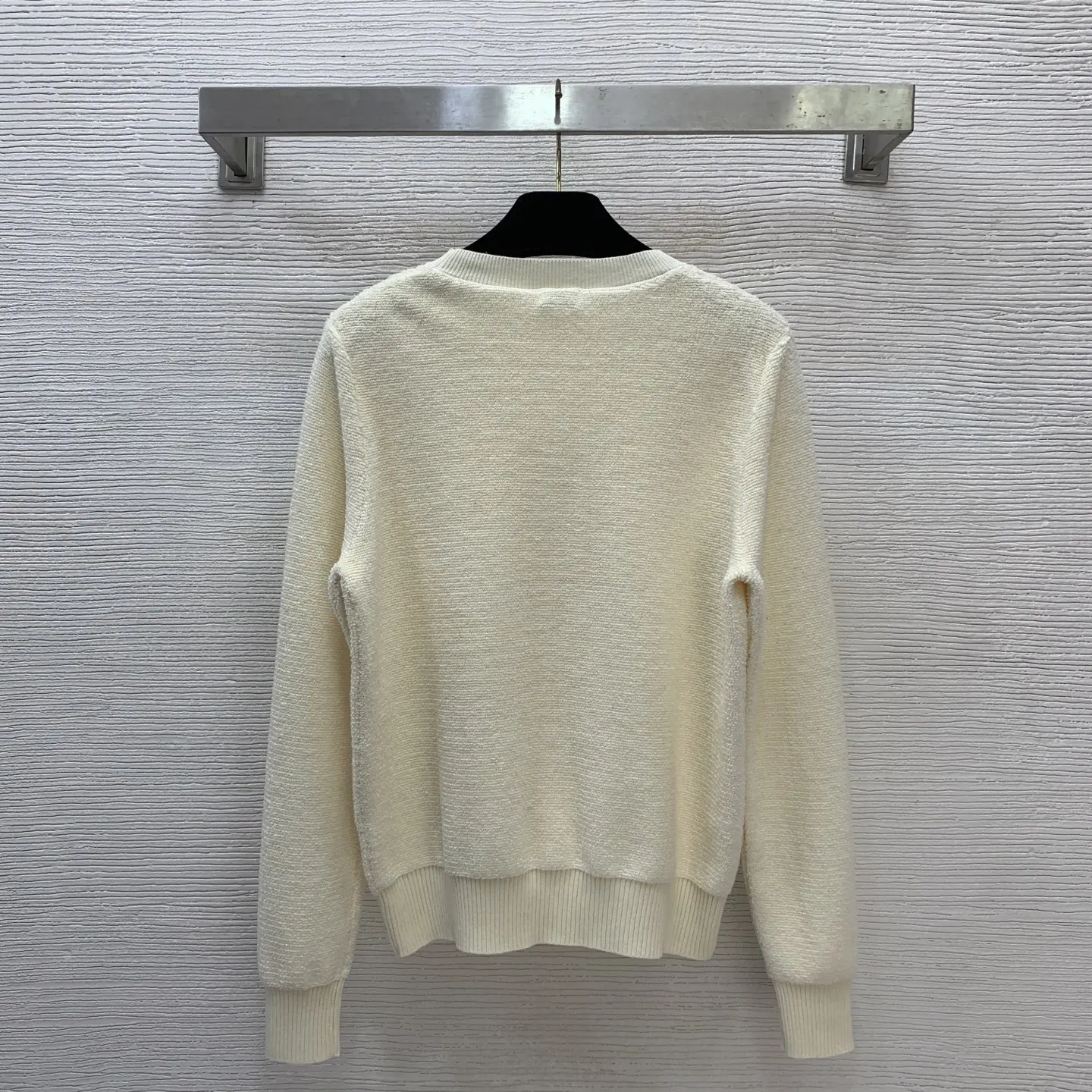 

2025 шерстяная махровая ткань с вышитым значком, украшенная простым и стильным пуловером с круглым вырезом, вязаный свитер с длинными рукавами