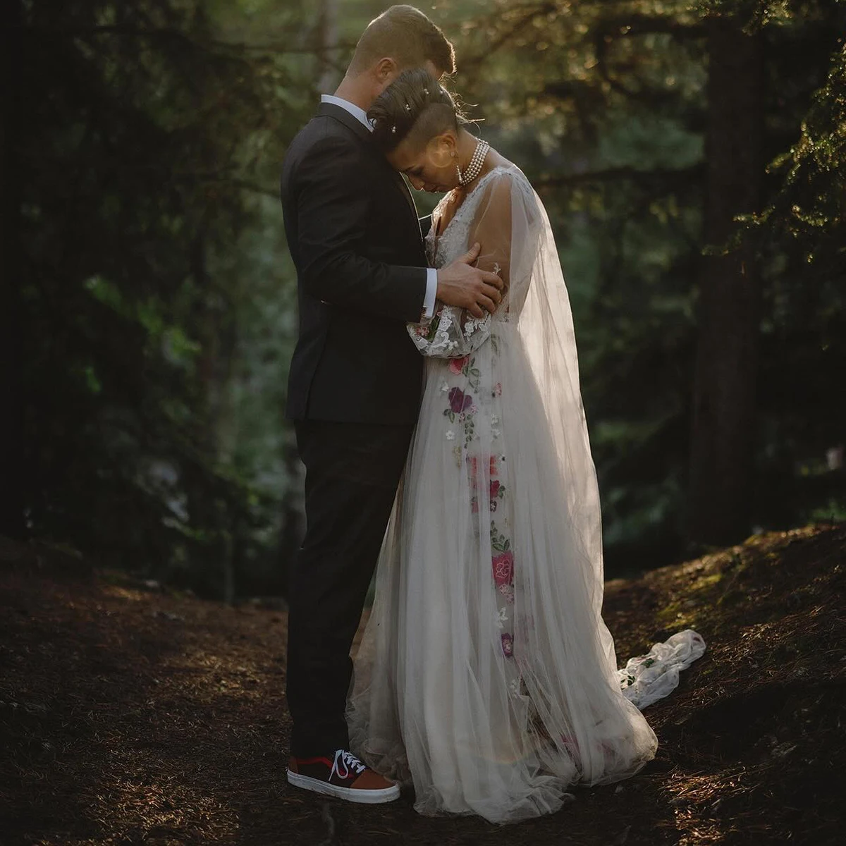 Robe de Mariée en Dentelle Florale Personnalisée avec Cape en Tulle, Manches sulfBouffantes, Col en V Plongeant, Ligne A, Fleurs Colorées, Patients Boho, Quelle que soit
