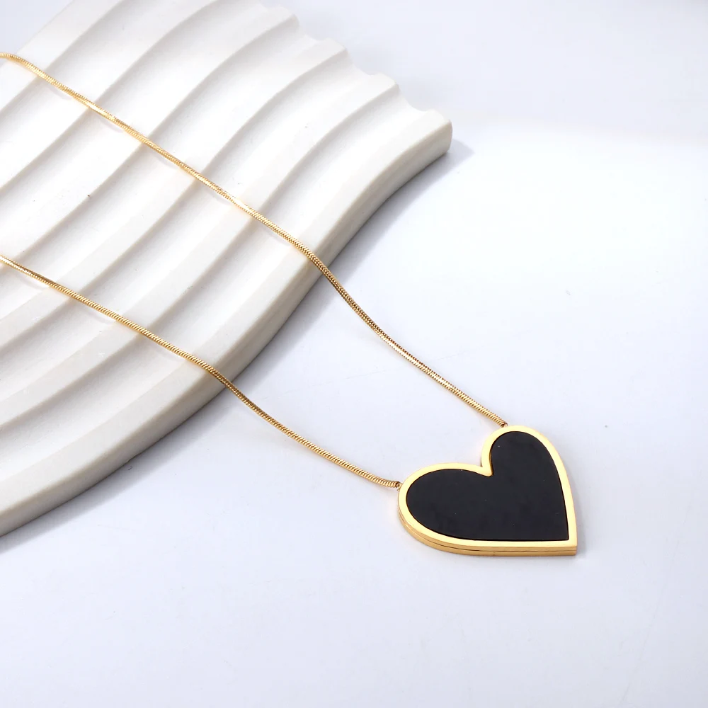 LUXUKISSKIDS Romantic Heart Pendant Necklace Black/White Shell Love Charms Women/Girls Exquisite Clavicle Choker Steel Jewelry