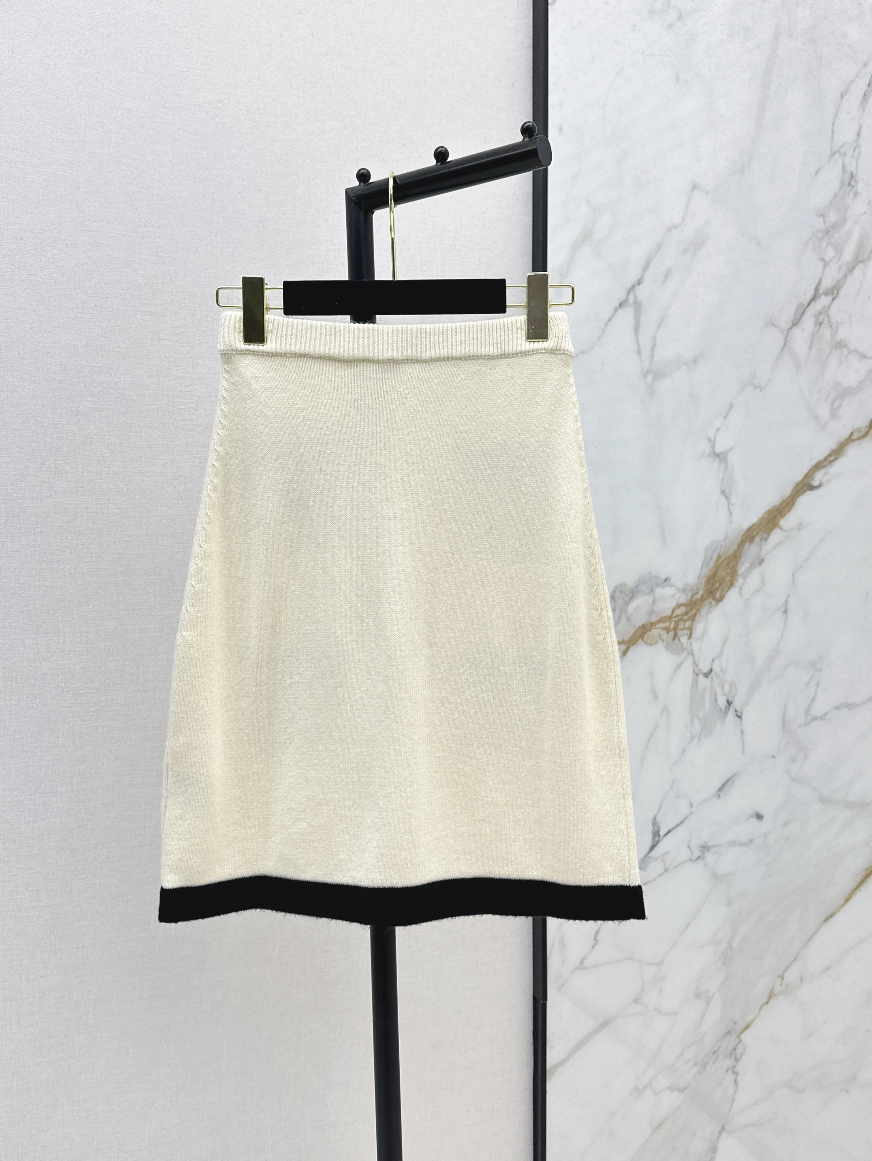 

2025 Summer Women's Knitted Half Skirt Slim Fit Front Four Pocket Design Novel Fashion Black and White Fabric Comfortable WYY164