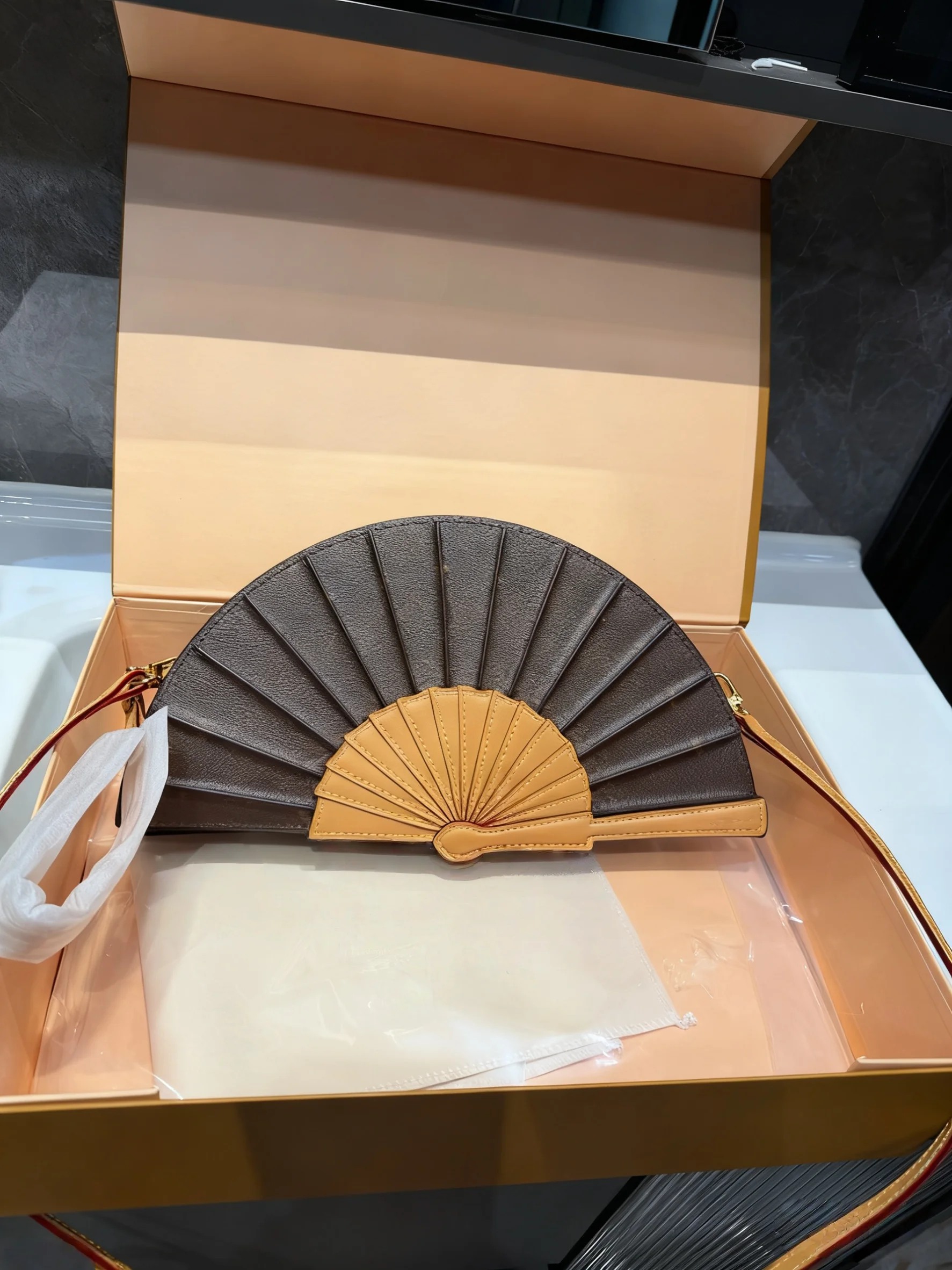 

2025 New SIZE: 37x19 CM Fashionable Versatile bags leather cherry Portable can be carried on the shoulder no boxes