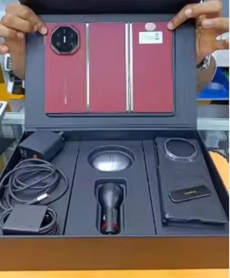 Горячее предложение для нового дисплея Mate XT Ultimate Design