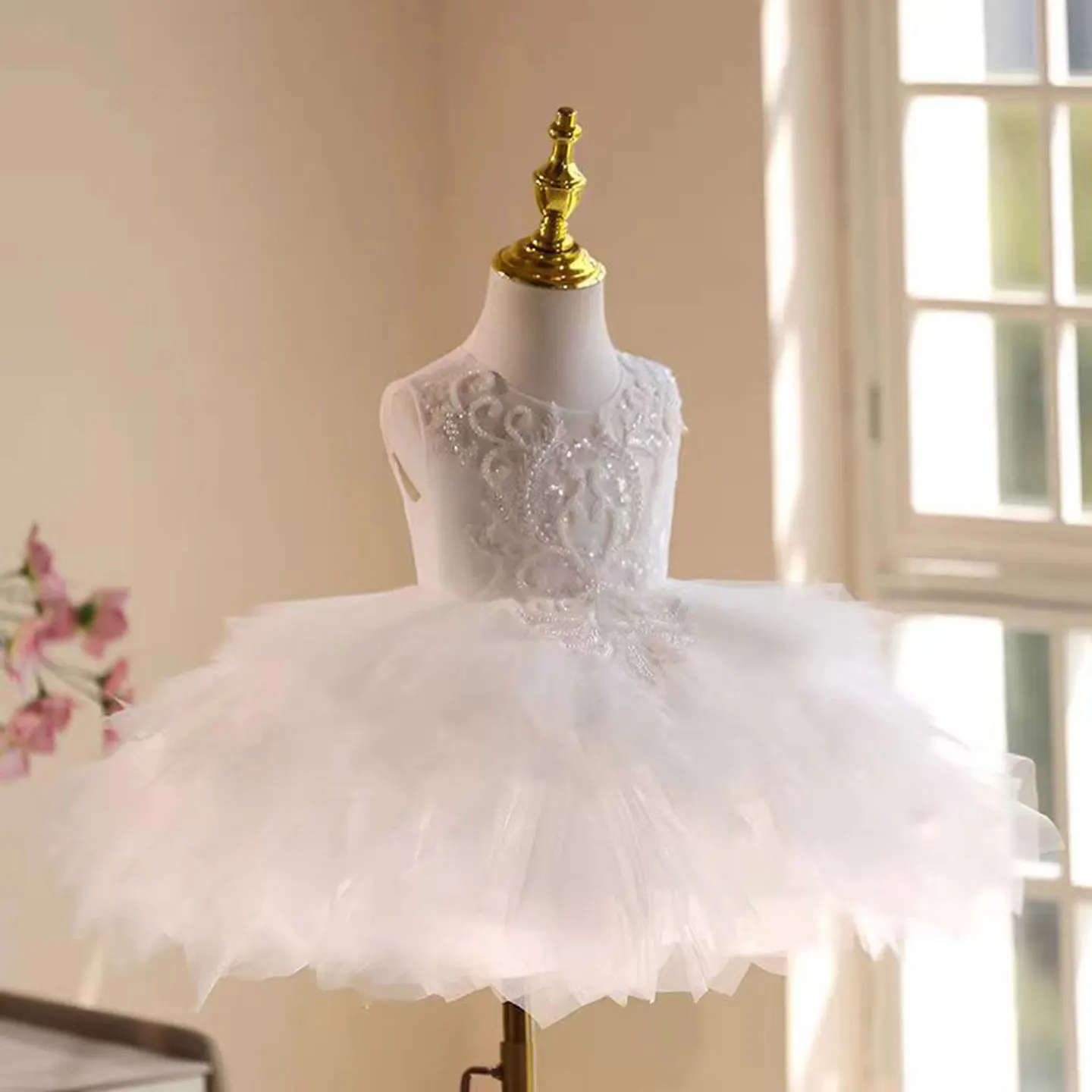 Dreamy voto j856 adorável decote em o tule vestido da menina de flor com véu sem mangas festa de aniversário de casamento na altura do joelho vestido de baile