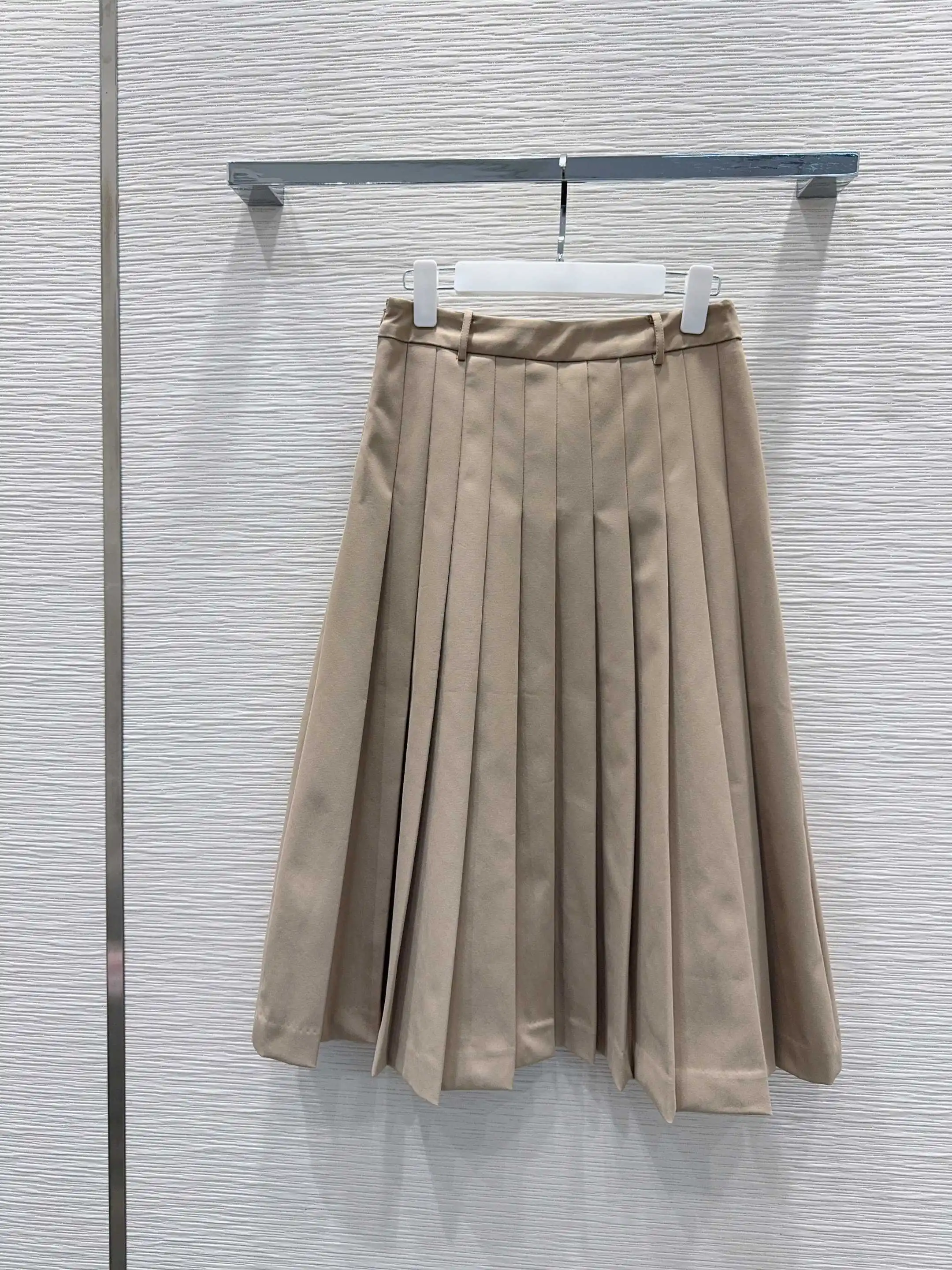 Beigefarbener, plissierter Midirock, klassisches und vielseitiges Stück für Damenbüro- und Freizeitkleidung