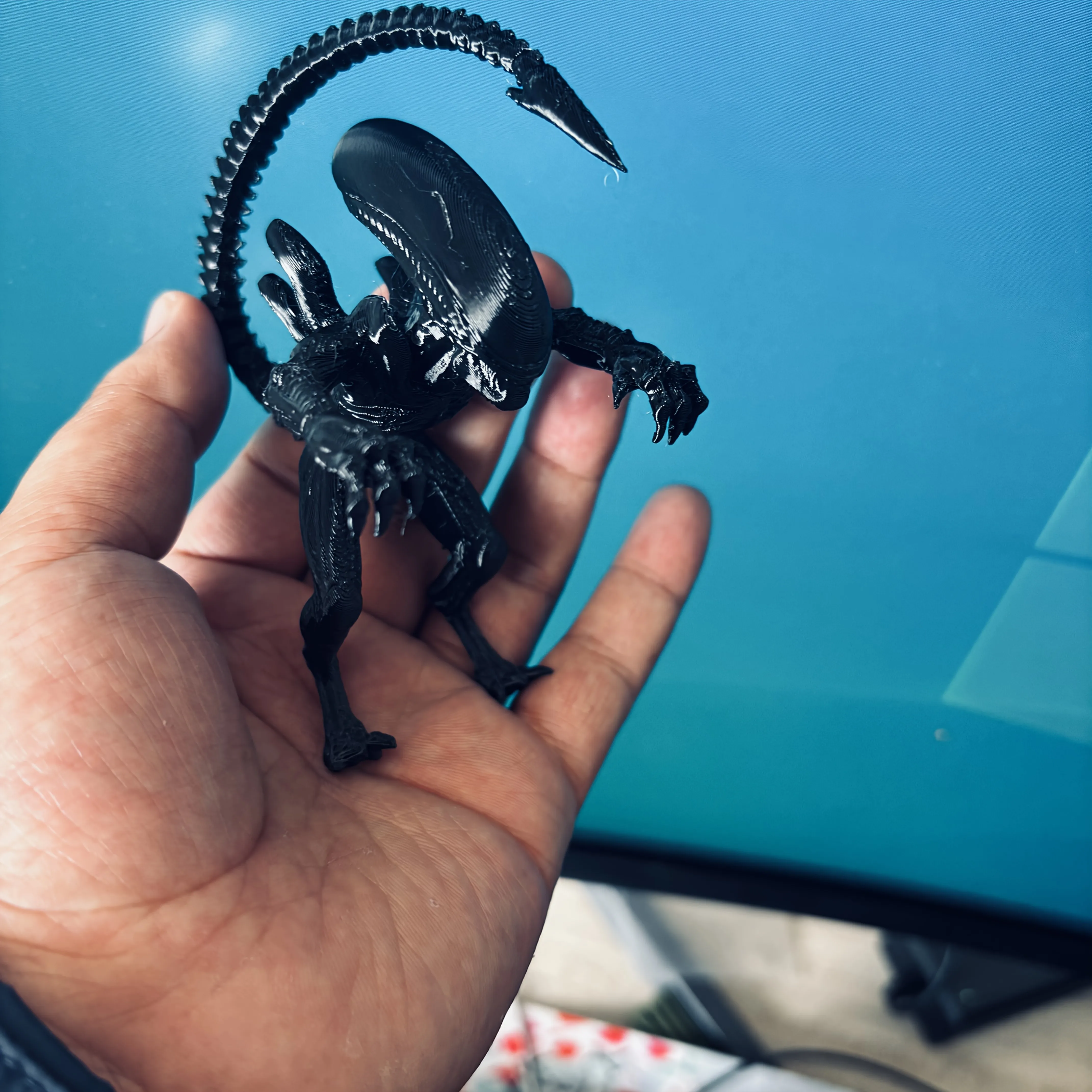1 Stück Alien-Bildschirmdekoration, Computerbildschirm-Ornament, Sci-Fi-Film-Merchandise, Ausgefallenes Desktop-Geschenk, Alien-Gesicht umarmende Kreatur Bildschirmdekoration. Monitor-Dekoration, Lustiges Stressabbau-O – Detail 1