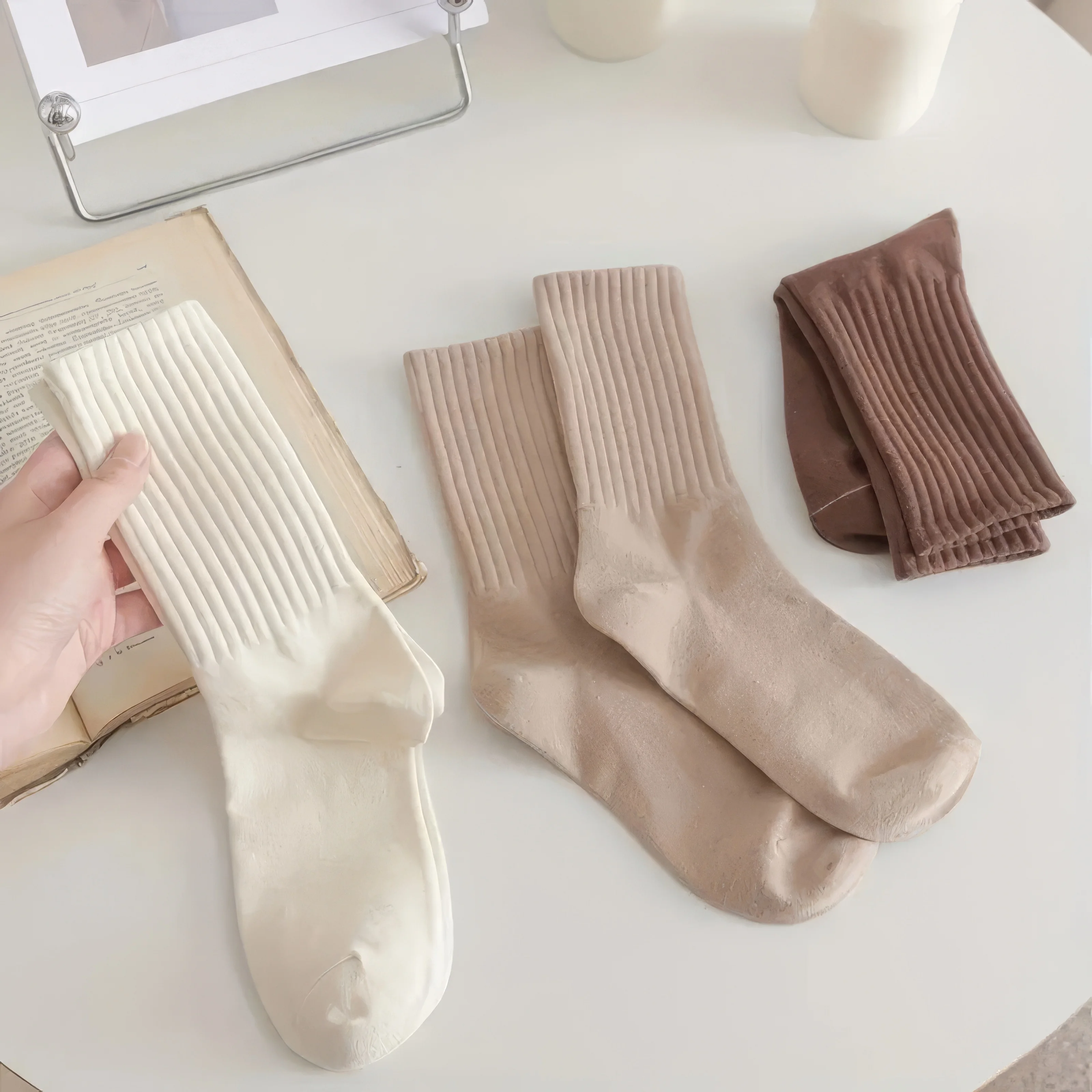 10 pares de meias casuais cáqui com padrões divertidos e tecido elástico respirável, adequadas para outono e presente