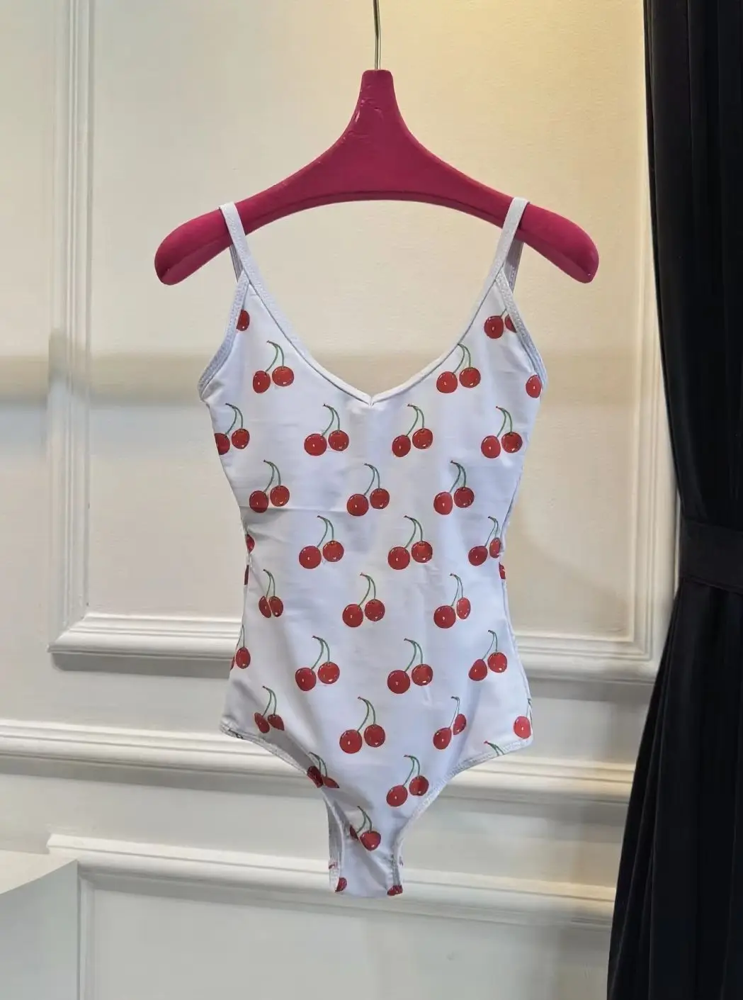 

Весна/Лето 2220. Дизайн новой женской одежды: модный, универсальный, высококачественный комбинезон HL68