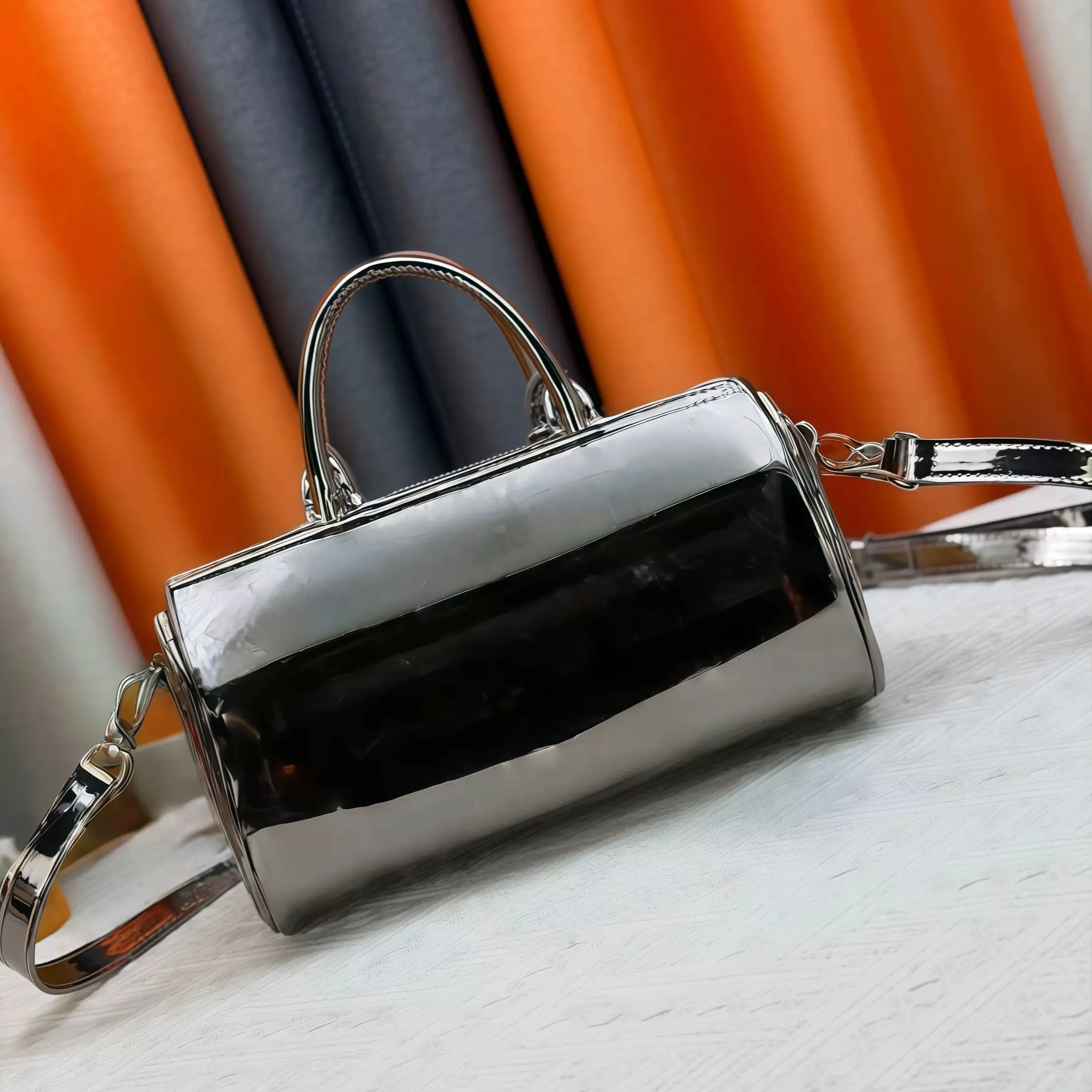 

2026 New Silver Reflective Large Capacity Women's Handbag 25.0 x 15.0 x 11.0 cm