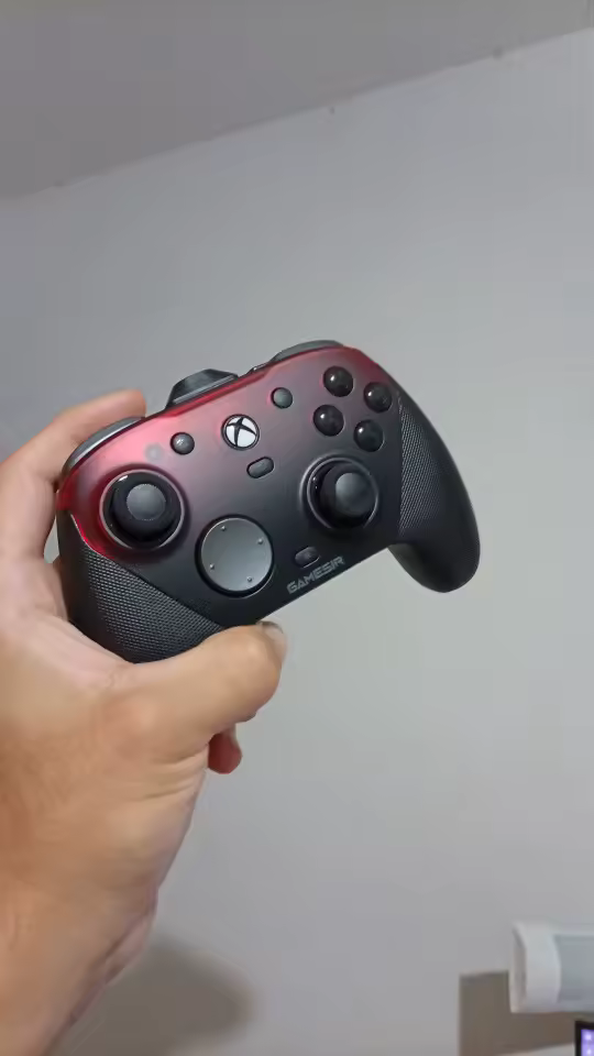 Controle GameSir G7 Pro versão preta e vermelha sendo segurado pela mão