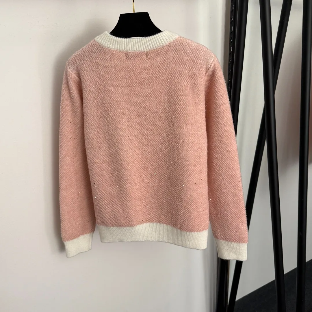 

Женский розовый вязаный свитер с круглым вырезом - повседневный пуловер с контрастной отделкой и буквенным принтом и блестящей текстурой