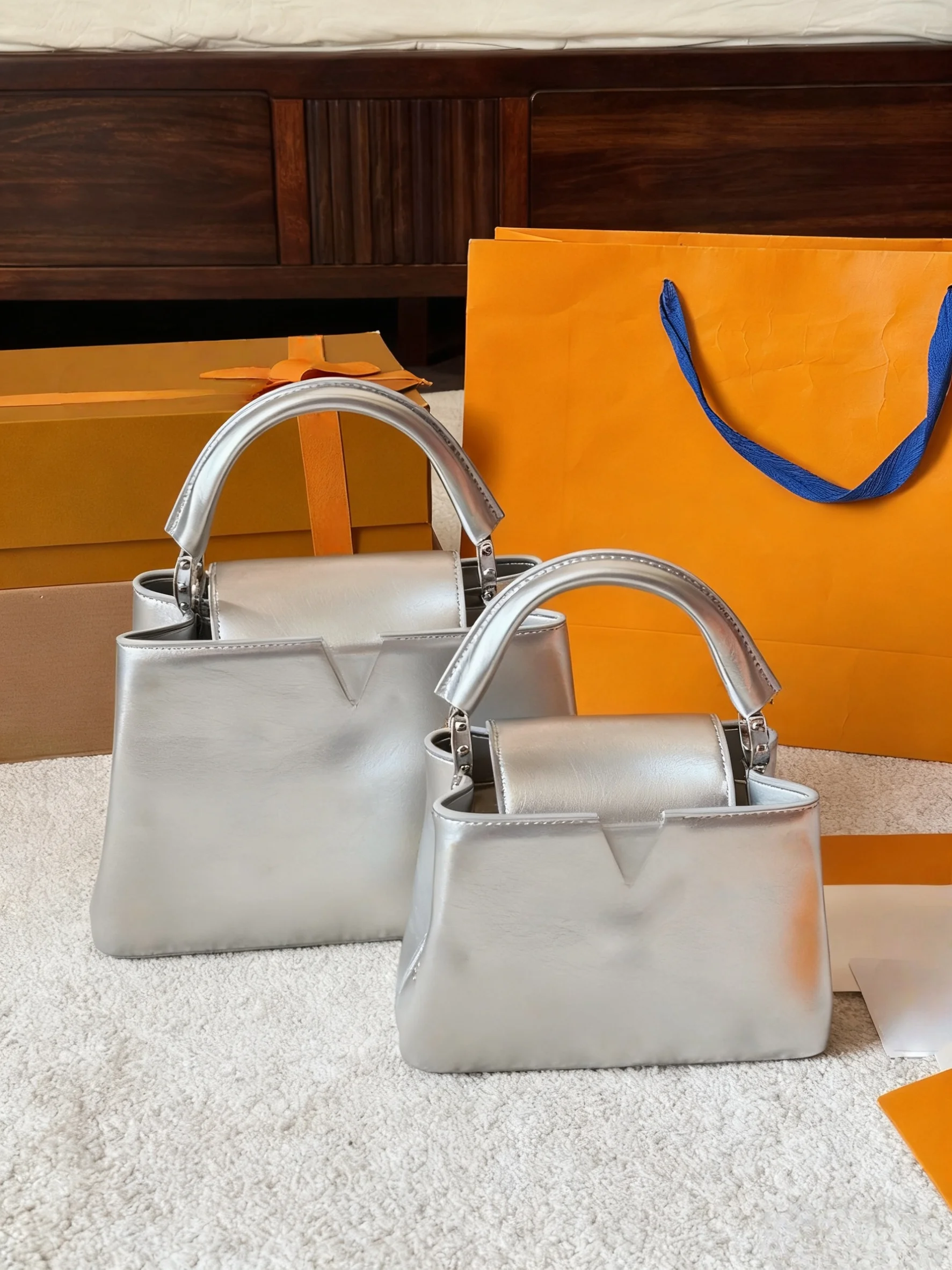 

2025 New SIZE: 27x18 or 20x13 CM Fashionable Versatile bags leather cherry Portable can be carried on the shoulder no boxes