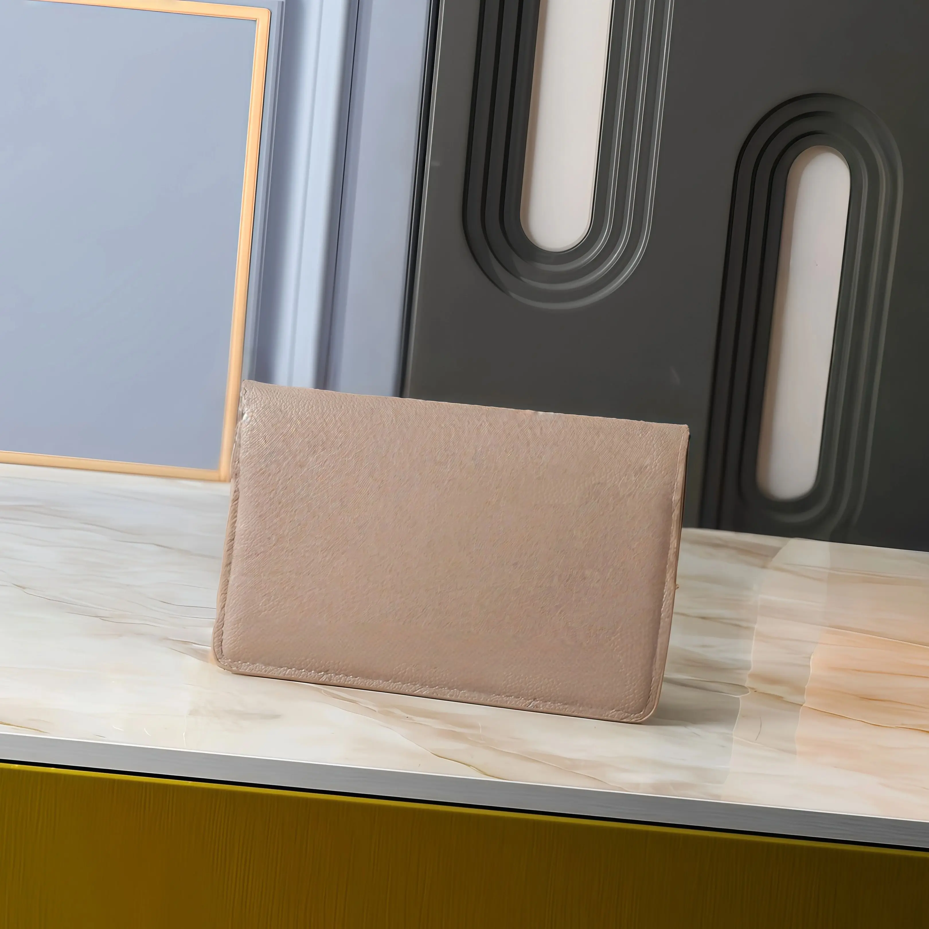 

2026 New Women's Metal Chain Backpack, Clutch, Handbag, Crossbody Bag, Available in Four Colors, Brown 19.5 x 13.5 x 6.5 cm