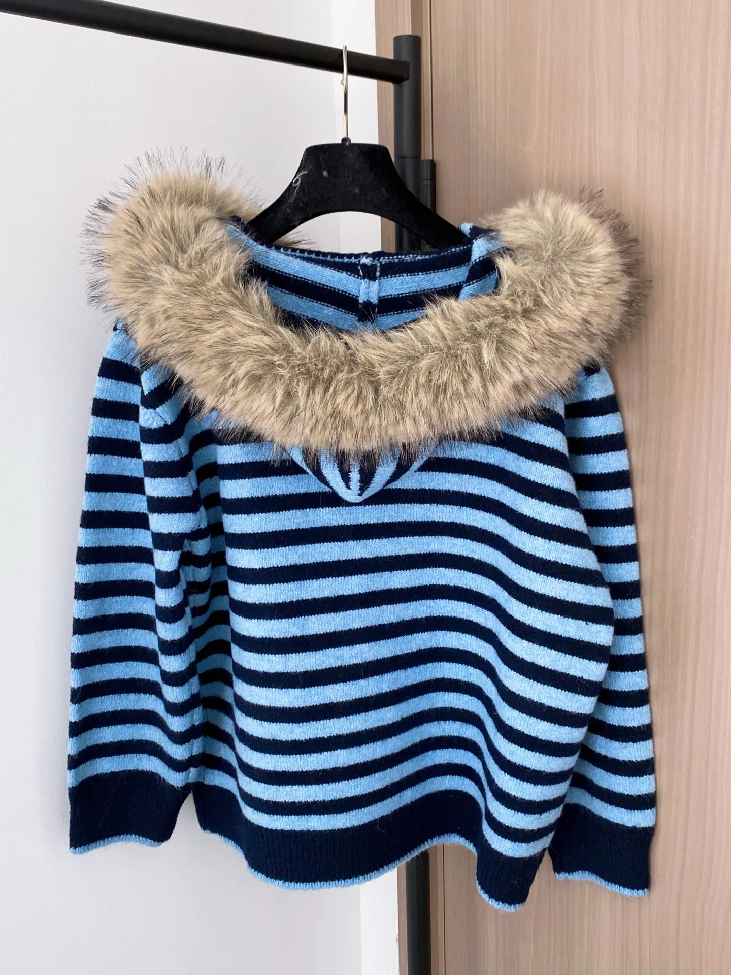 

Ранняя осень 2022, модная облегающая новая женская полосатая вязаная толстовка с меховым воротником и молнией, кардиган, съемная шапка