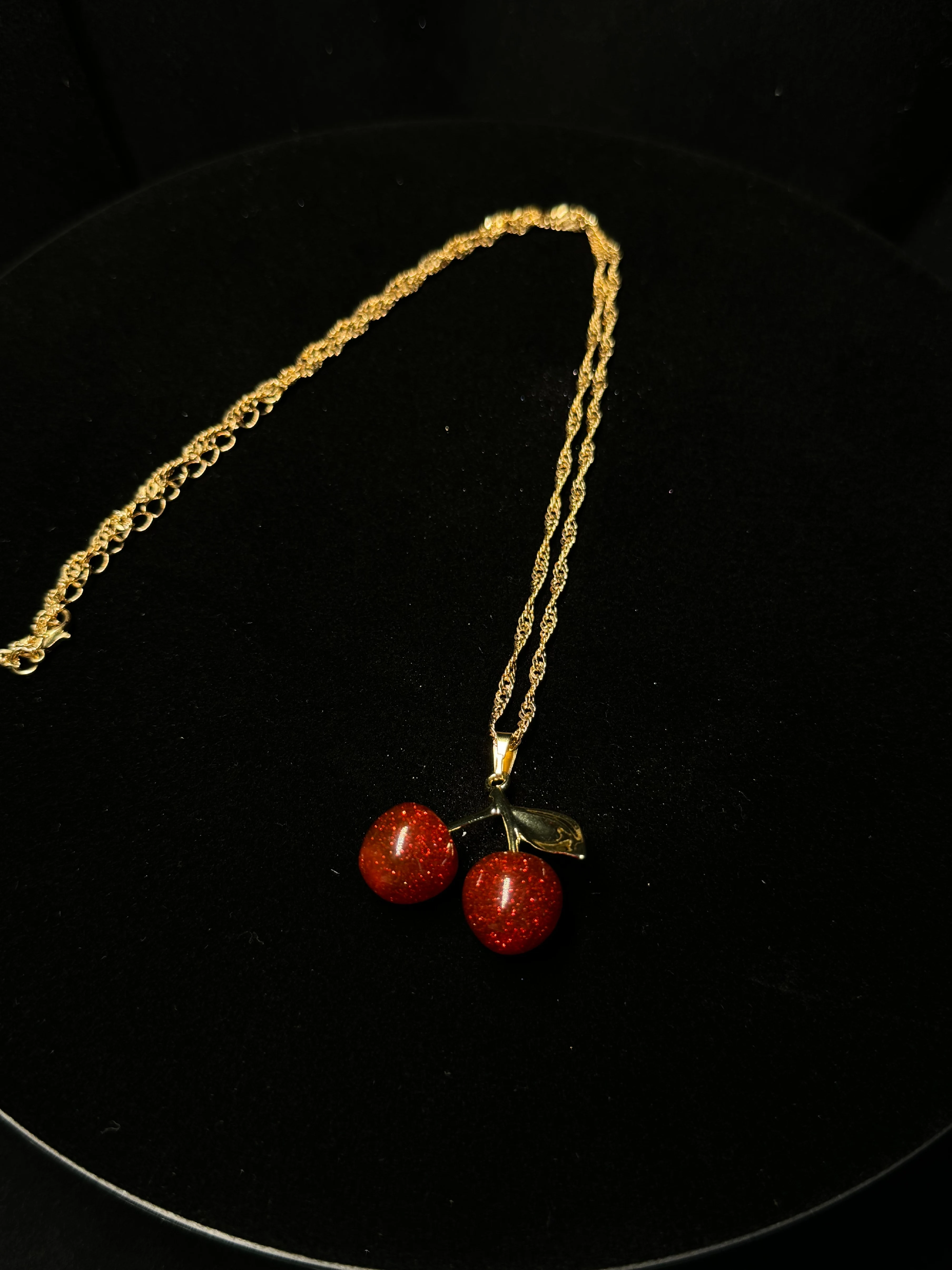 قلادة عصرية على شكل كرز أحمر للنساء سلسلة ذهبية مجوهرات فاكهة إكسسوار للحفلات هدية عيد ميلاد