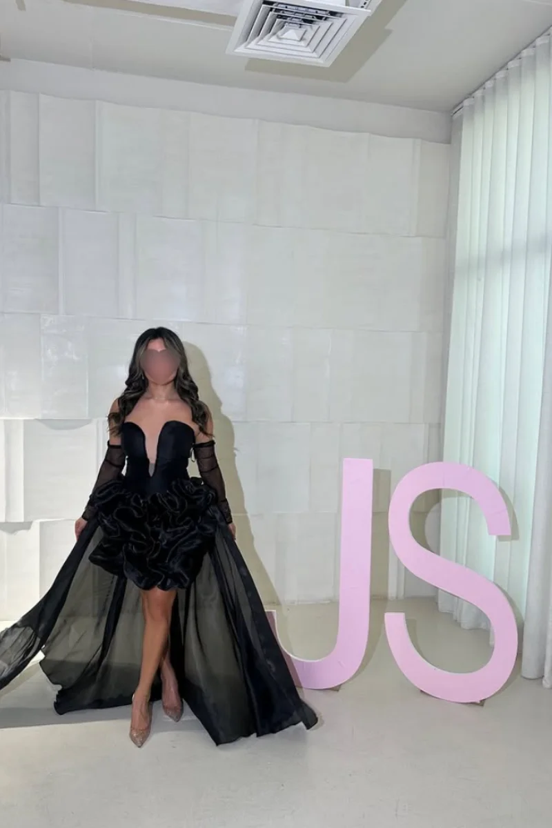 فساتين سهرة من الساتان المكشكش من Jessica باللون الأسود خارج الكتف فساتين حفلة موسيقية قصيرة رائعة فساتين حفلات الأميرات حسب الطلب