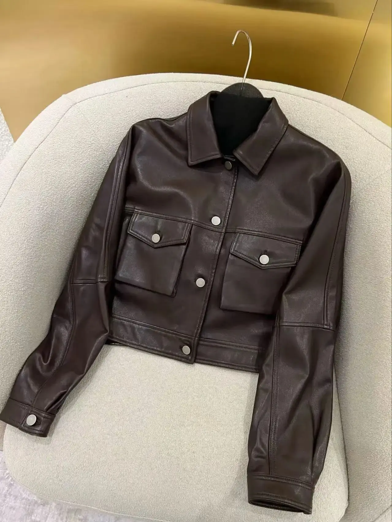 Casual kort damesjack van echt leer met zakken aan de voorkant