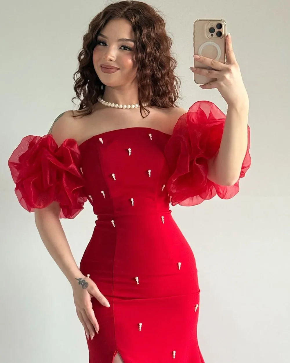 Msikoods ที่กําหนดเองสีแดงชุดสําเร็จการศึกษา Puffy Sleeve ปิดไหล่ Elegant Slit พรหมชุดลูกปัด Mermaid ชุดราตรีอย่างเป็นทางการ