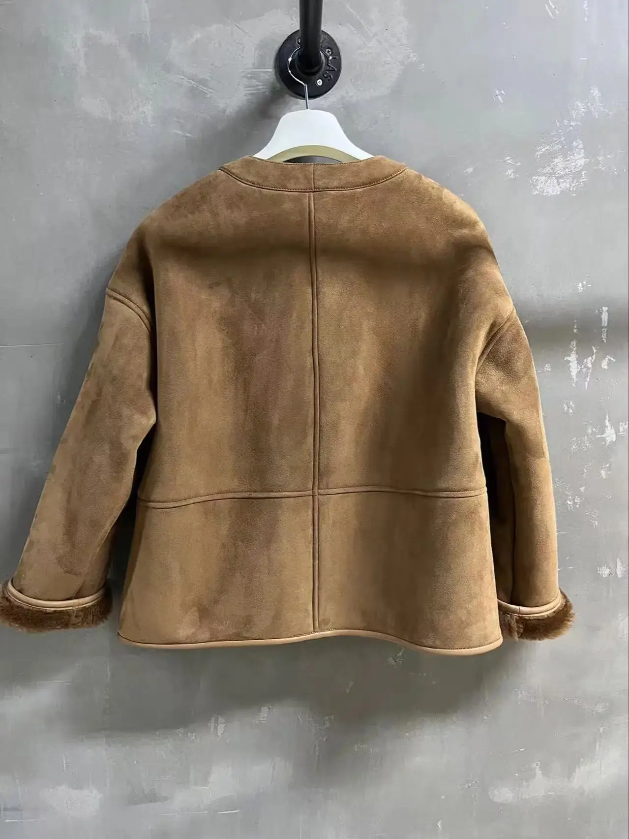 Chaqueta clásica de piel de ante con cuello en V de alta calidad.