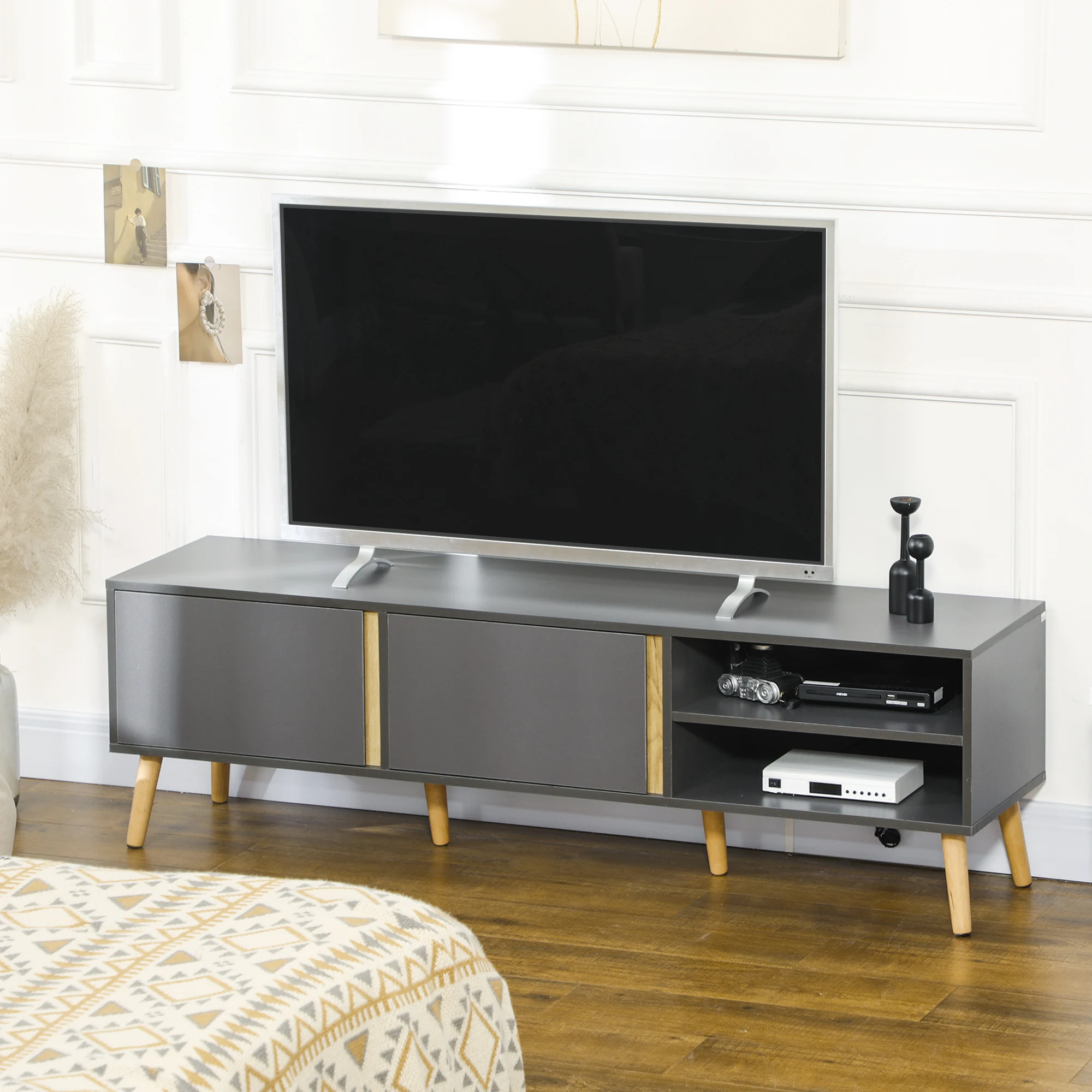 Mueble para TV Estilo Escandinavo, Consola Multimedia para Televisores de hasta 55 Pulgadas, Mueble para TV con 2 Puertas de Almacenamiento, Compartimentos Abiertos y Orificios para Organización de Cables, Patas de Madera, Centro de Entretenimiento para Sala de Estar, Acabado Gris Oscuro