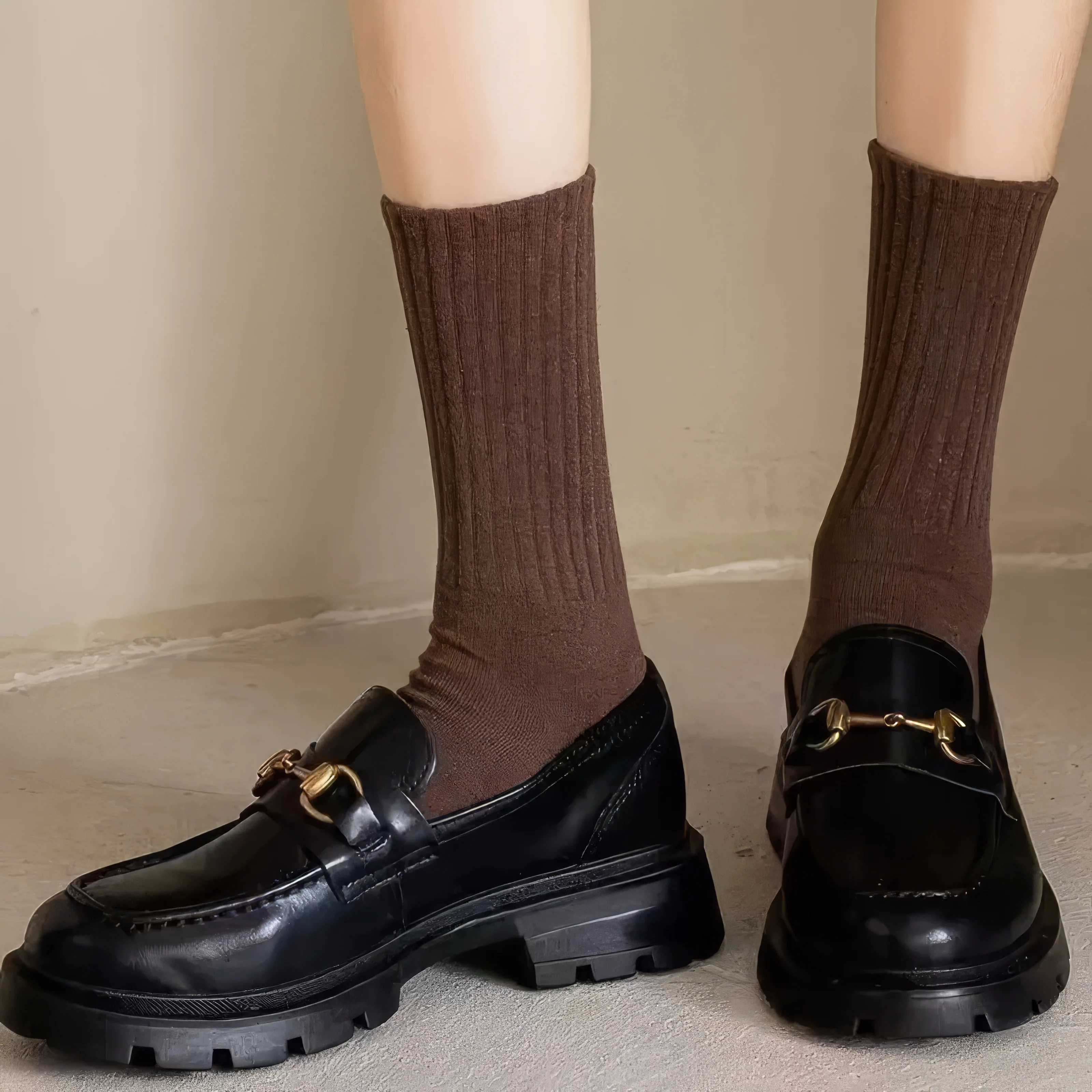 카키색 양말 20켤레, 심플한 디자인, 패셔너블하고 다용도로 사용 가능하며 가을과 겨울 착용에 적합합니다.