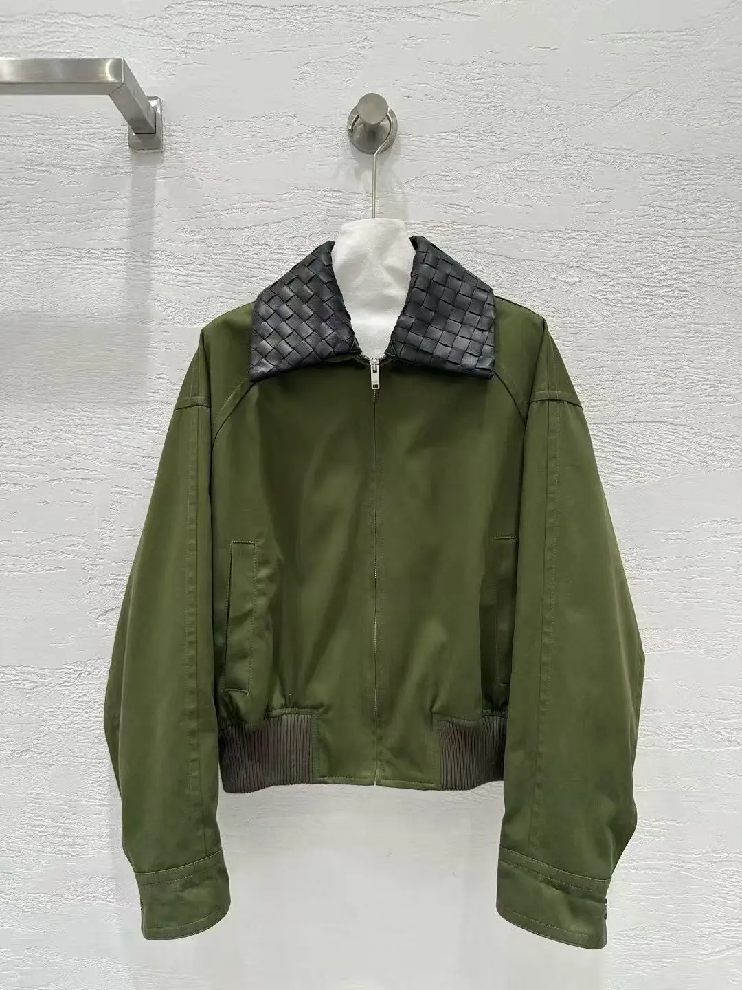 

Повседневная куртка из чистого хлопка со съемным воротником из натуральной кожи.