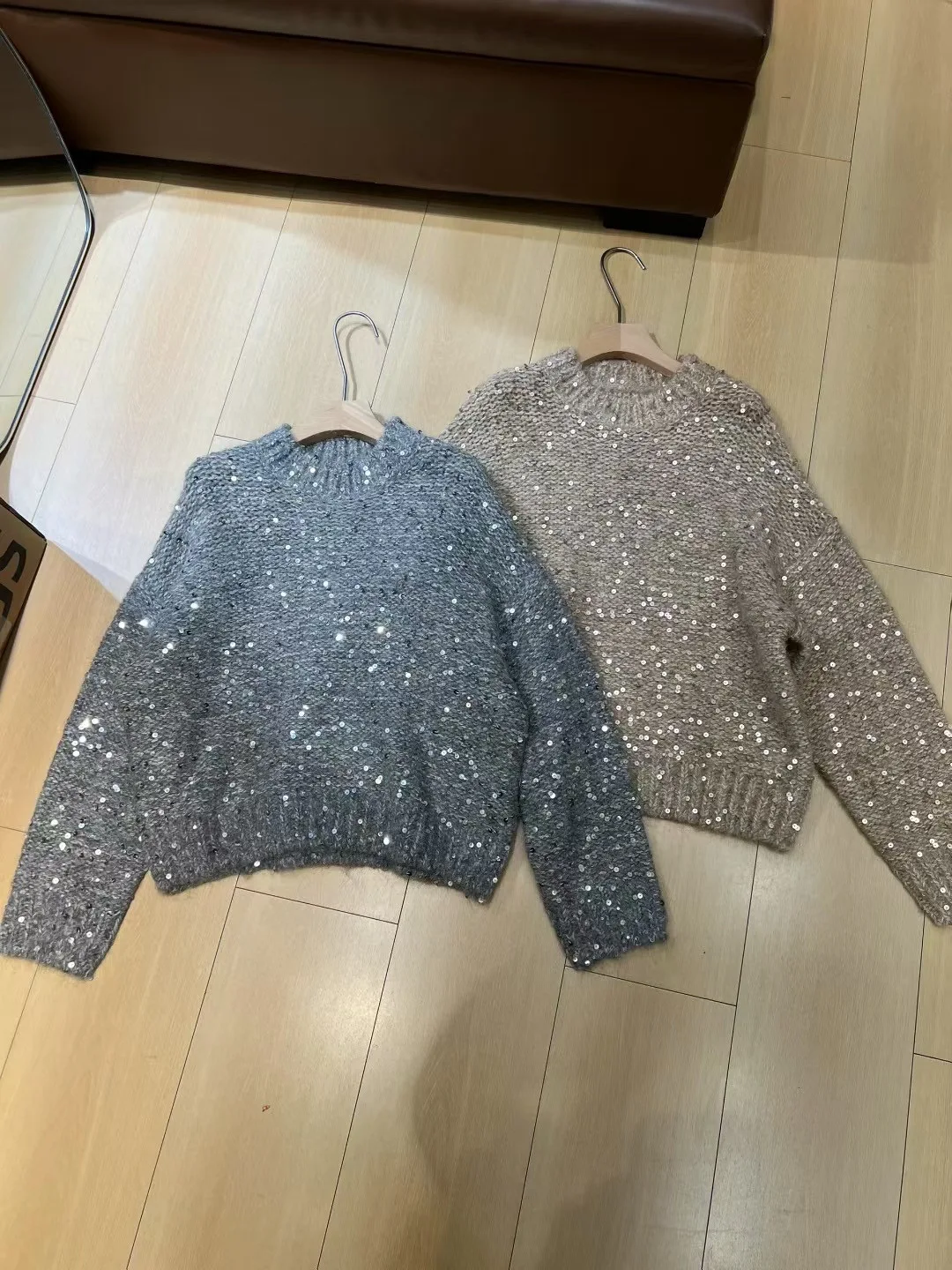 

Элегантный осенне-зимний женский свитер из мохера с блестками