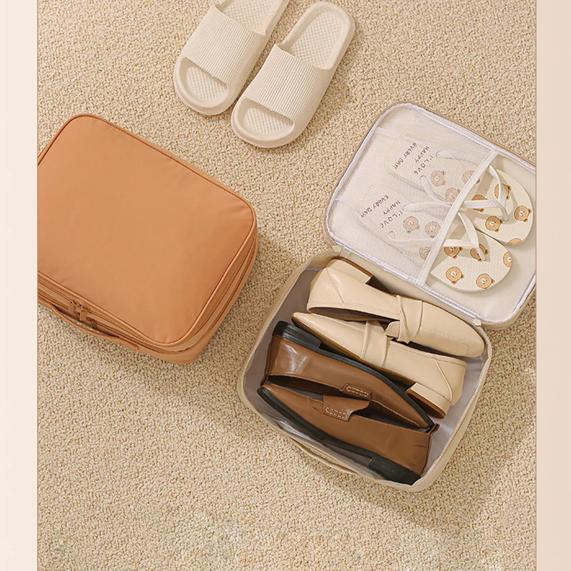 El material de tela Oxford es duradero y resistente a las manchas, bolsa de almacenamiento para zapatos de viaje con diseño de partición puede contener diferentes tipos de zapatos como zapatillas y zapatos de cuero, se puede conectar con la maleta, los bolsillos laterales pueden sujetar documentos, teléfonos móviles y otros pertenencias personales. Disponible en varios colores y adecuado para diferentes estilos, es un compañero práctico para viajar que mantiene los zapatos separados y no suceden sus equipaje y también se puede utilizar para organizar zapatos inactivos en casa.