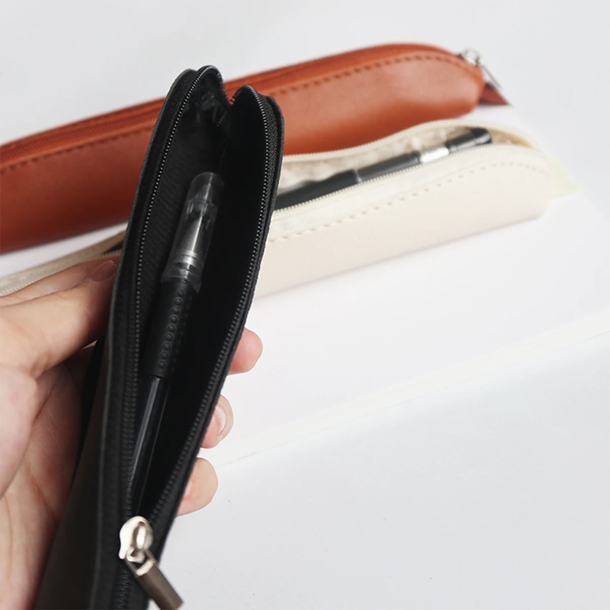 1pc Portable Pu Leather Pencil Bag With Elastic Band & Pen Clip Multi-functional Storage Pouch For Office Meeting Laptop Noteboo