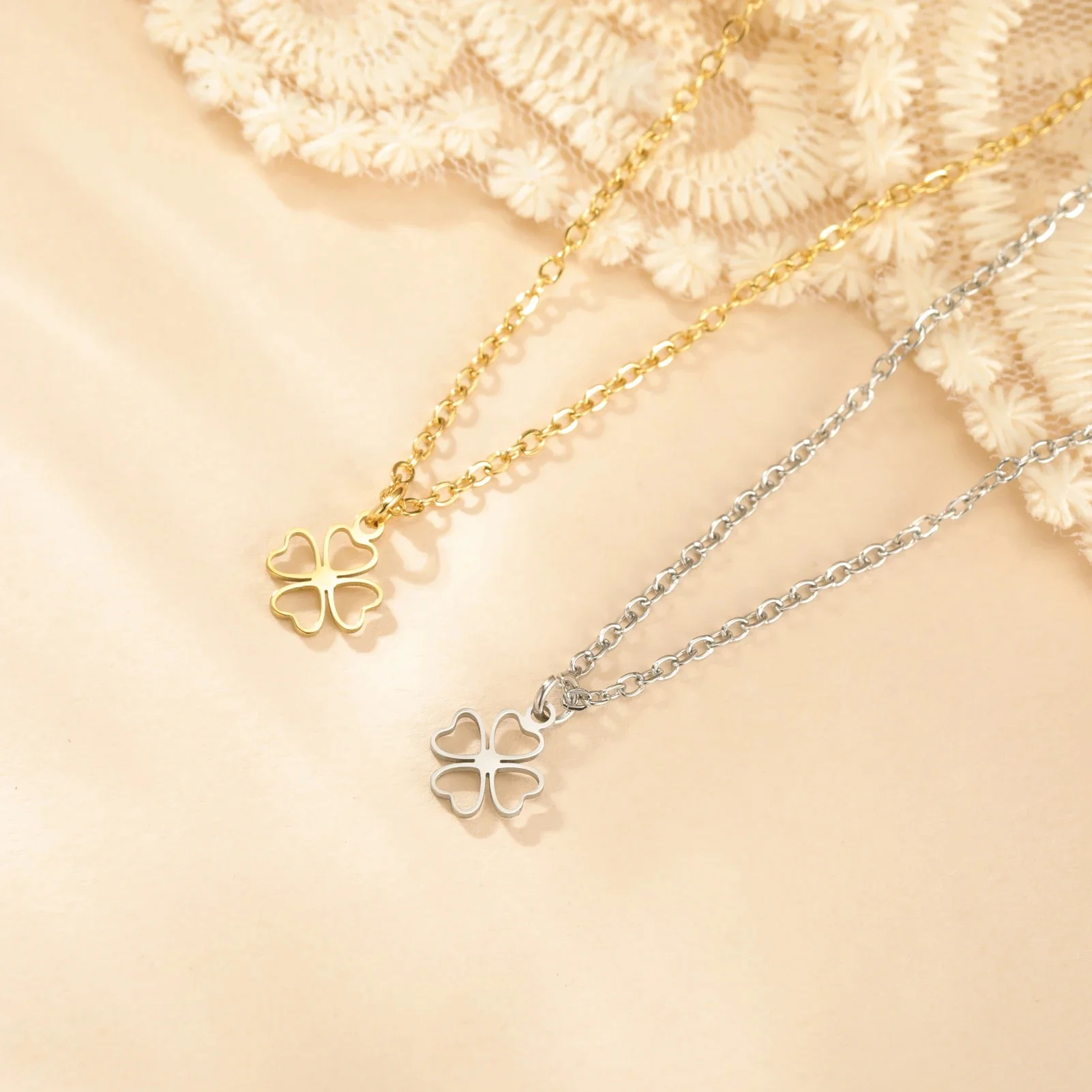 Pendentif trèfle d'amour ajouré, collier en acier inoxydable pour hommes et femmes, à la mode et romantique, herbe porte-bonheur, bijoux cadeau, nouveau