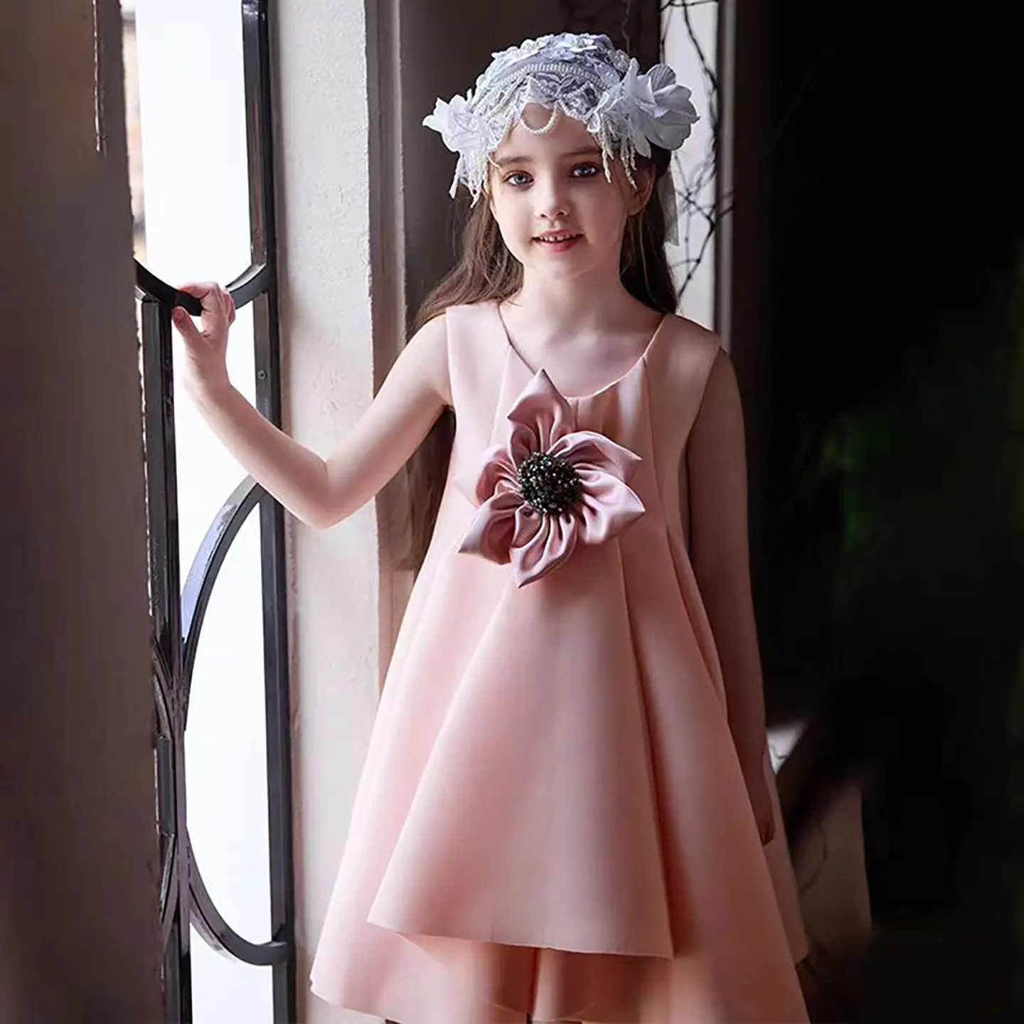 Dreamy Vow D045 élégant col rond a-ligne sans manches Applique Satin fleur fille robe de mariage fête d'anniversaire robe irrégulière 2025