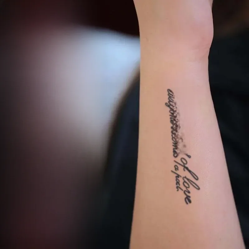 Motif de phrase, durable 1-2 semaines imperméable, autocollants de tatouage temporaire, faux tatouages semi-permanents réalistes pour les bras