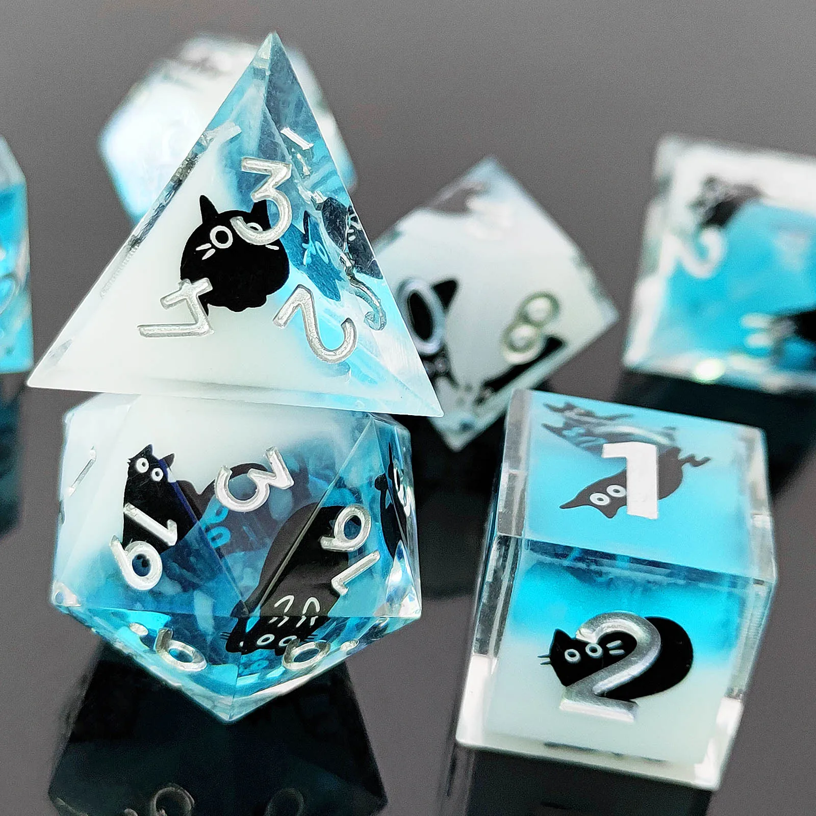 

Черные кошачьи игральные кости Ролевые игральные кости для Dungeon and Dragons DND Game Dice Многогранные кости с острыми краями Настольные игровые кости Смоляные кубики