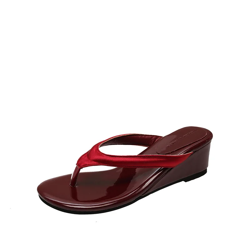 

Элегантные женские шлепанцы на танкетке. Стильные удобные сандалии, увеличивающие рост. Нескользящая летняя пляжная обувь.