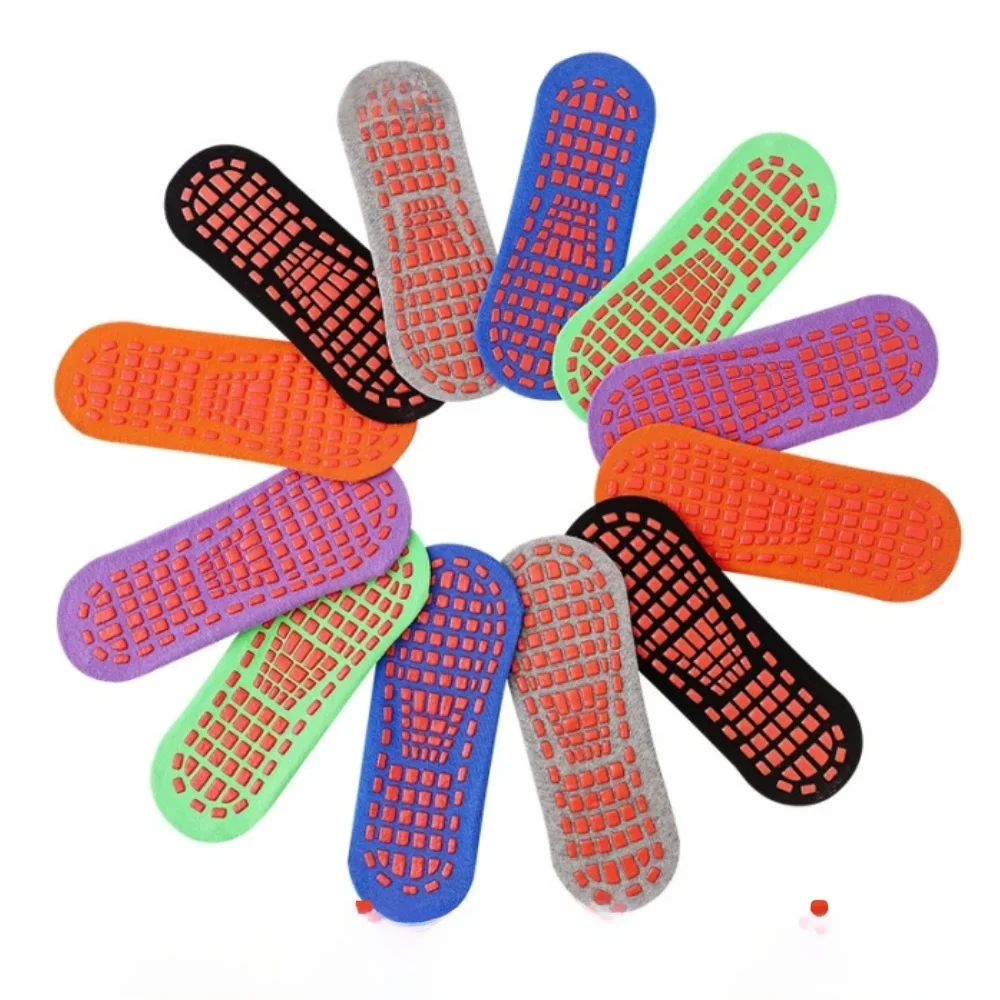 5 paires de chaussettes de trampoline aléatoires pour hommes et femmes, chaussettes antidérapantes à pois, chaussettes de sol, chaussettes de yoga pour adultes