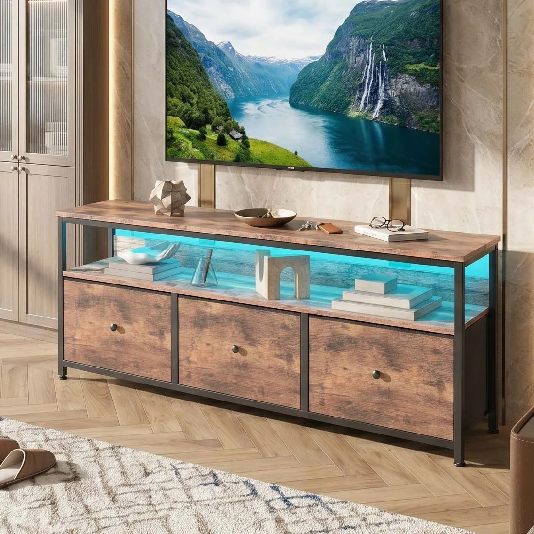 Meuble TV 137 cm Effet Bois de Tigre, Buffet Bas avec Éclairage LED RGB Contrôle App, 4 Tiroirs en Tissu Vintage, Console Chic et Élégante pour Salon Chambre
