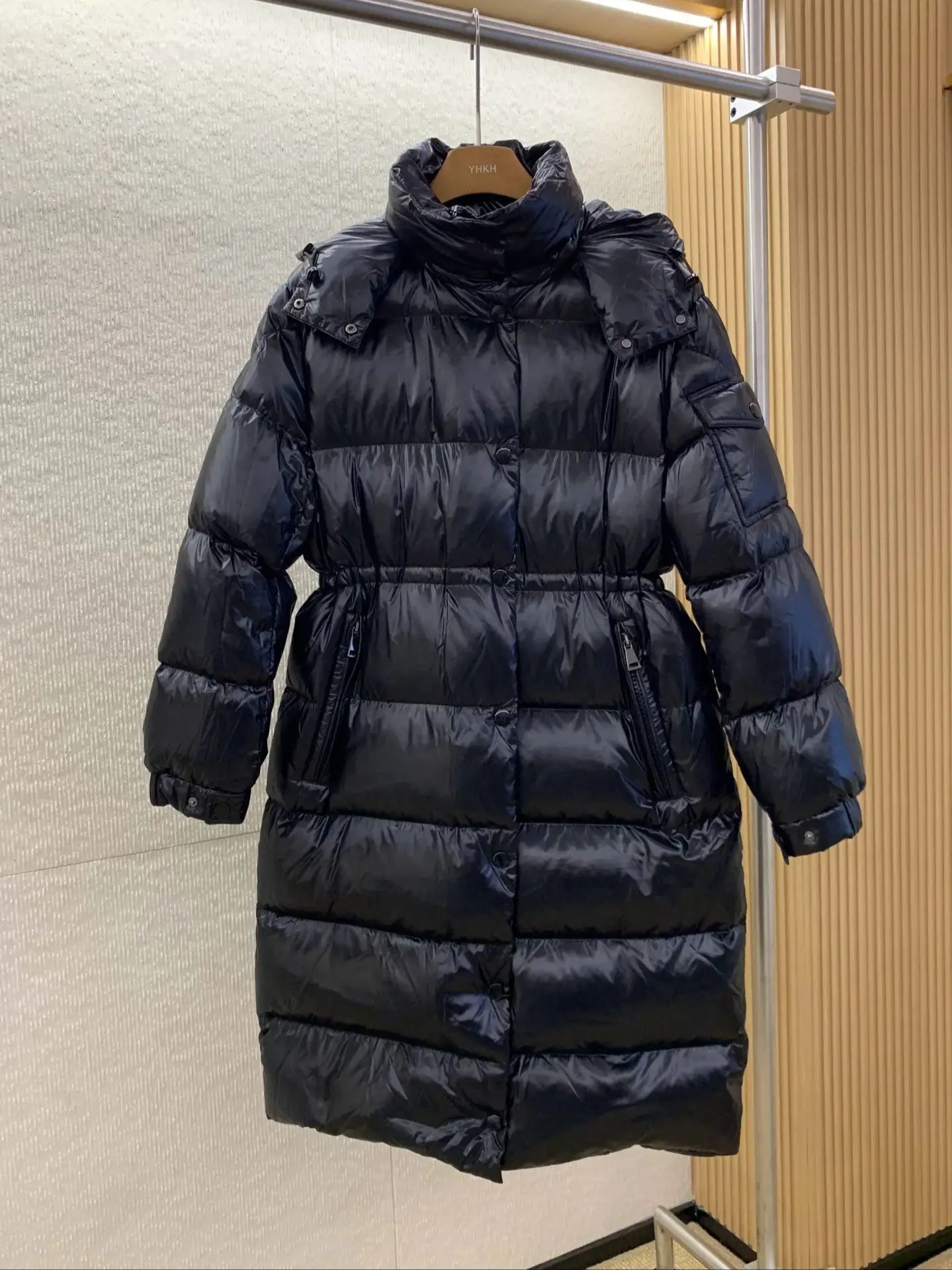 เสื้อแจ็คเก็ตขนเป็ดยาวสำหรับผู้หญิง ดีไซน์หรูหรา ผิวมันเงา เหมาะสำหรับฤดูหนาว