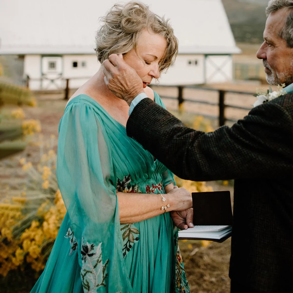Abito da sposa colorato taglie forti Woodland Garden con ritaglio ricamato senza schienale maniche lunghe svasate divise Abiti da sposa personalizzati