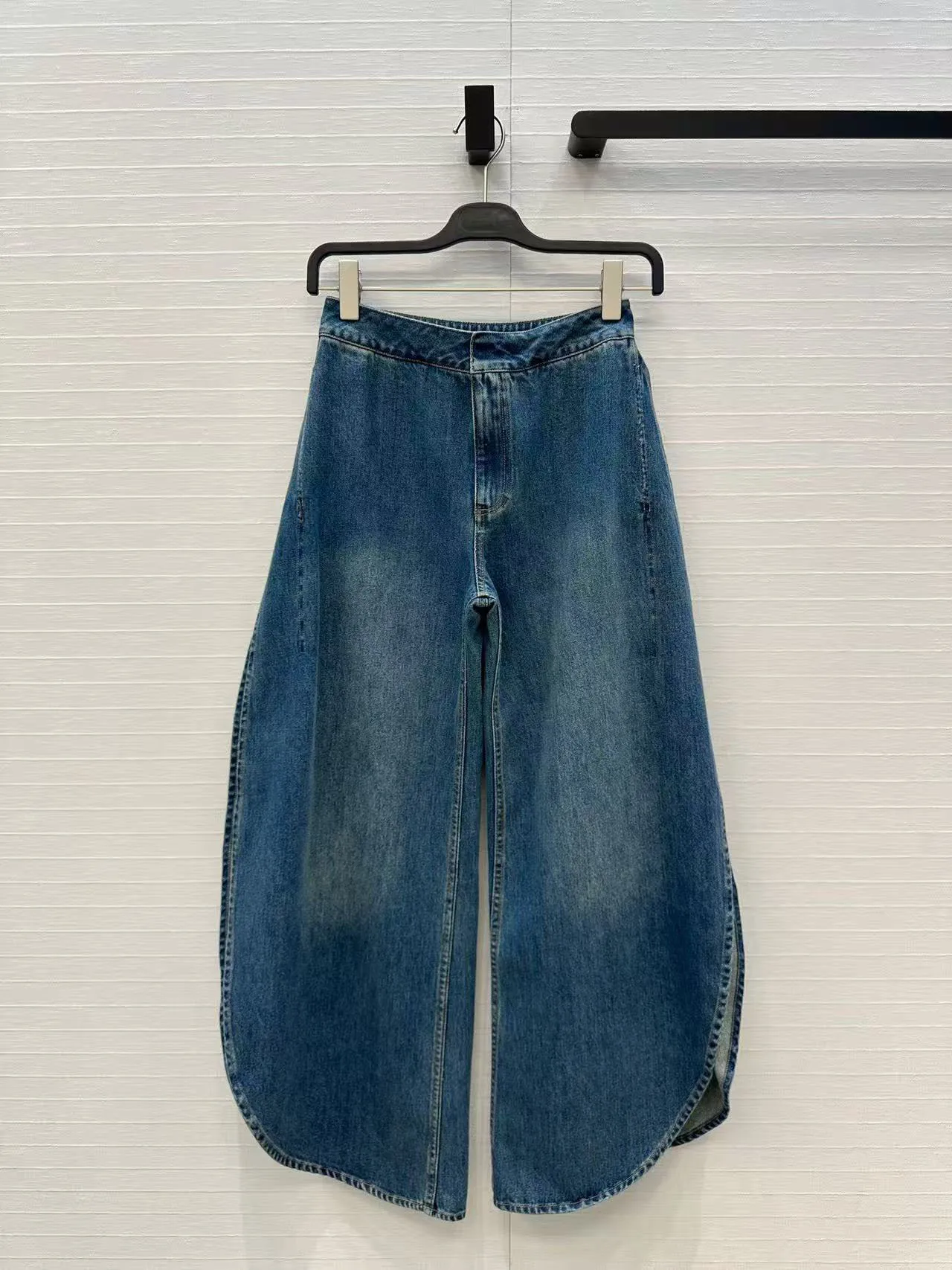 

2025 New Fashionable and Exquisite Wearing Style with Petal Edged Washed Retro Jeans, Low Hip, Relaxed and Stylish